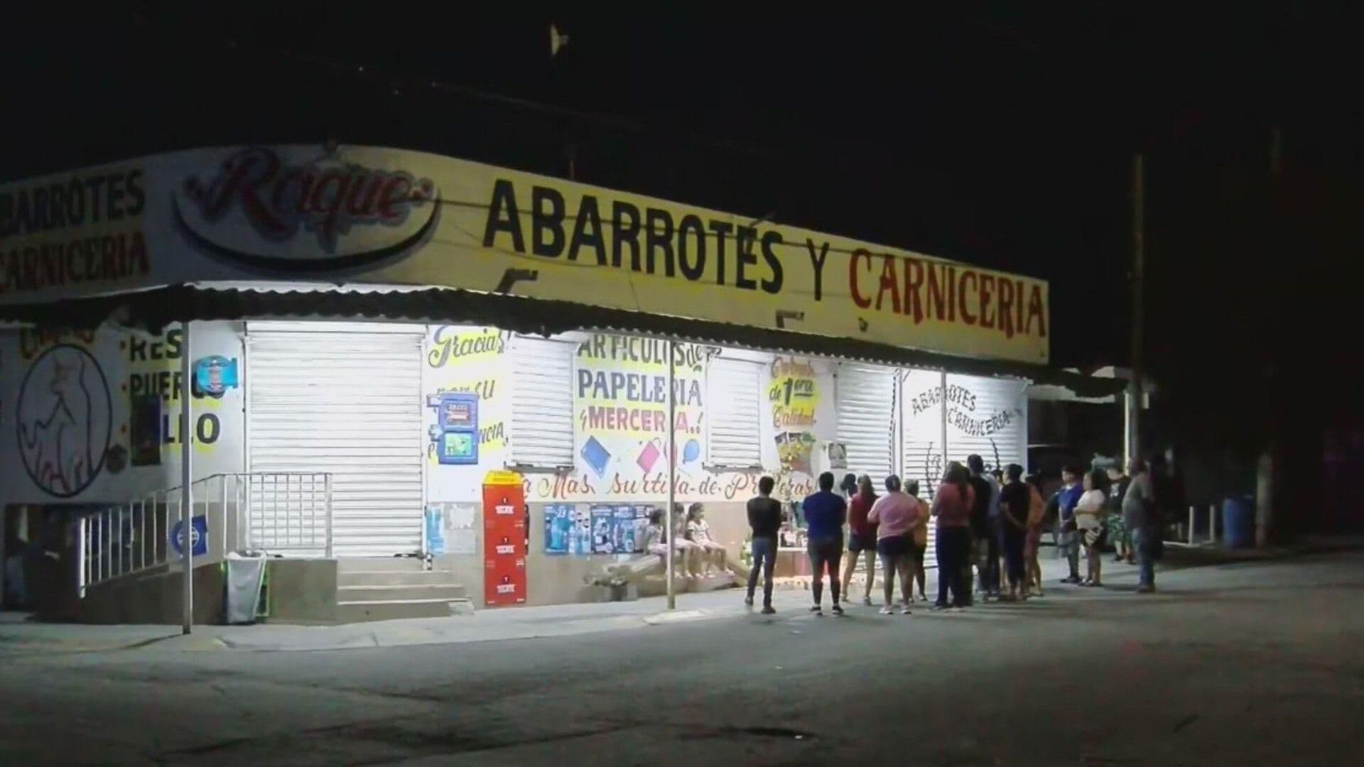 Vecinos Rezan por Víctimas de Accidente en Hualahuises, Nuevo León
