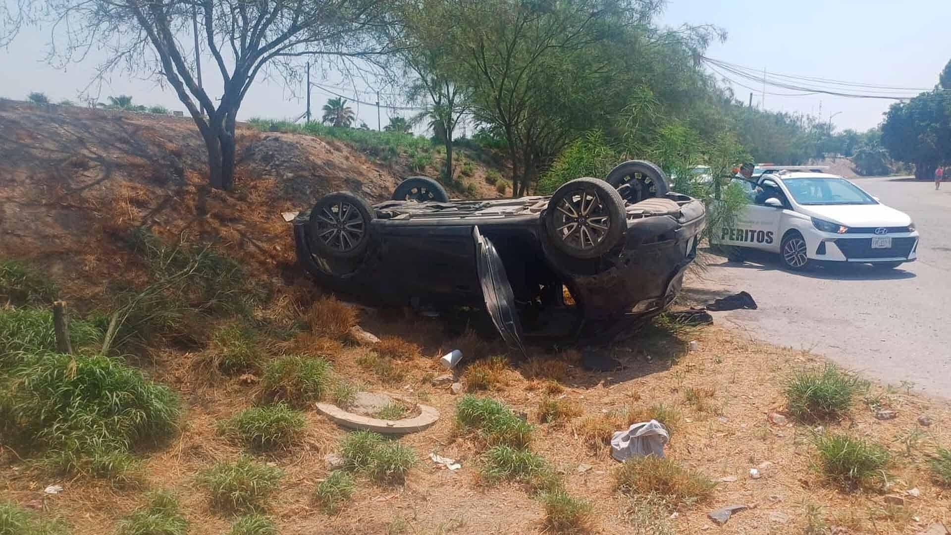 Adolescente Vuelca su Vehículo en Colonia El Tajito en Torreón