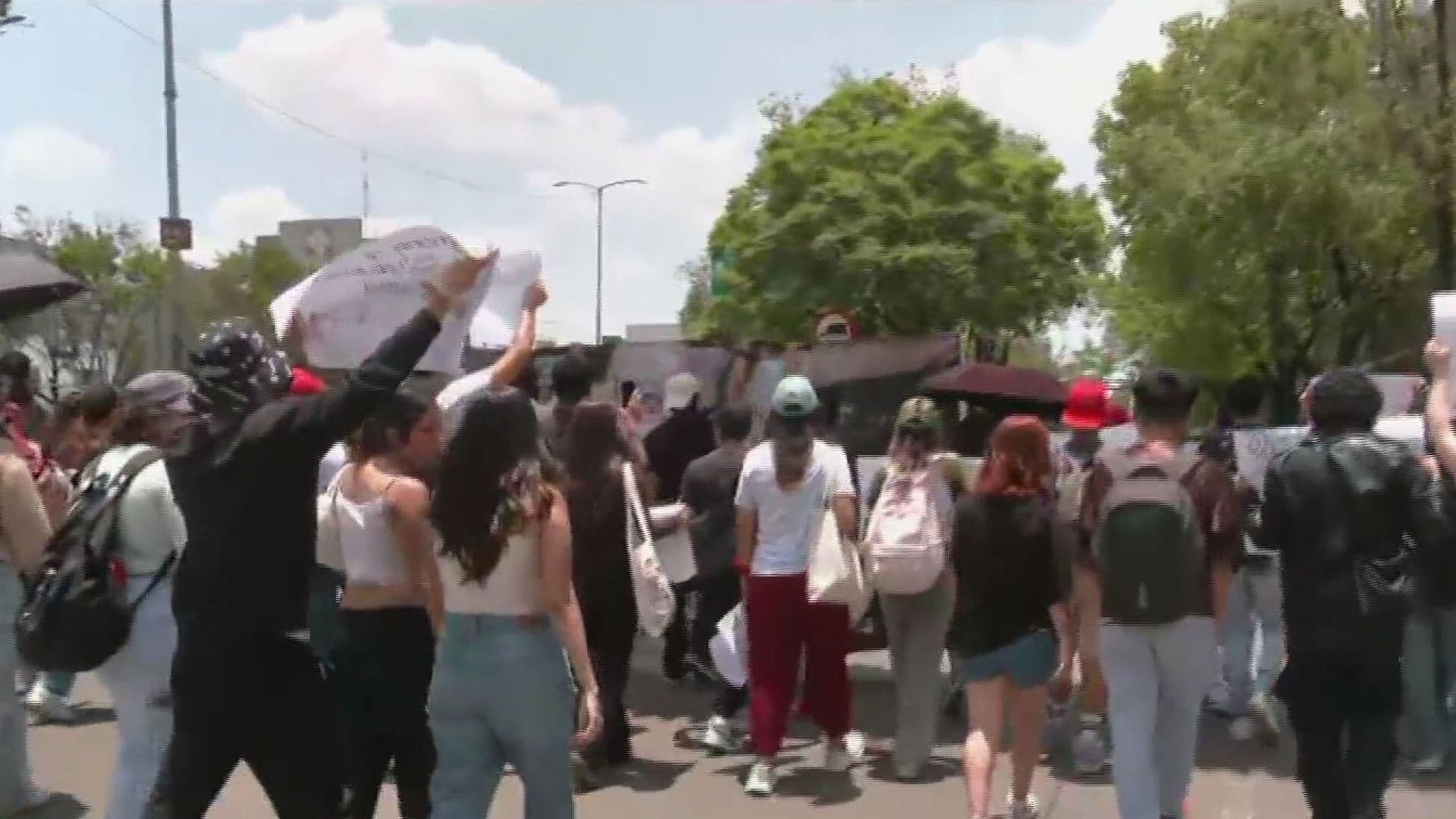 Estudiantes del CECyT 6 Avanzan sobre Circuito Interior hacia Zacatenco por la CDMX