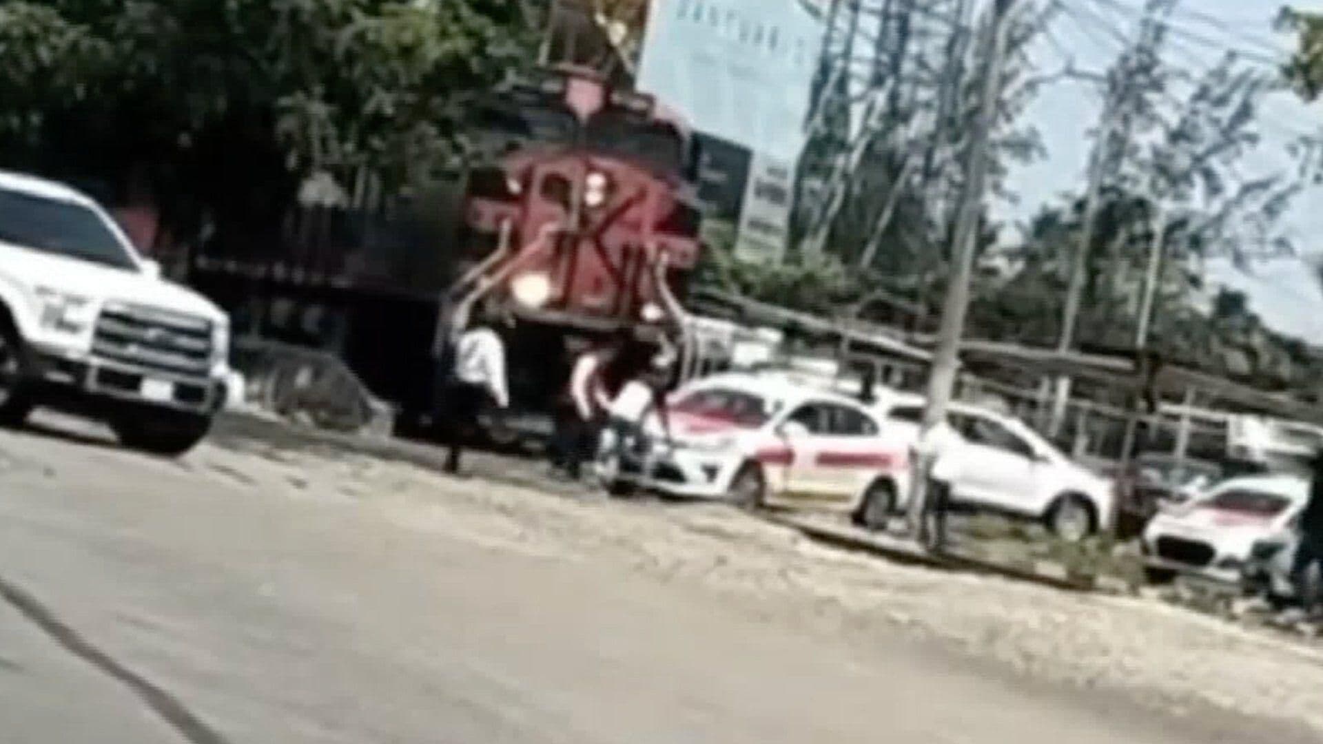 Taxi a Punto de Ser Impactado por el Tren Frente a la Central de Abastos en Veracruz