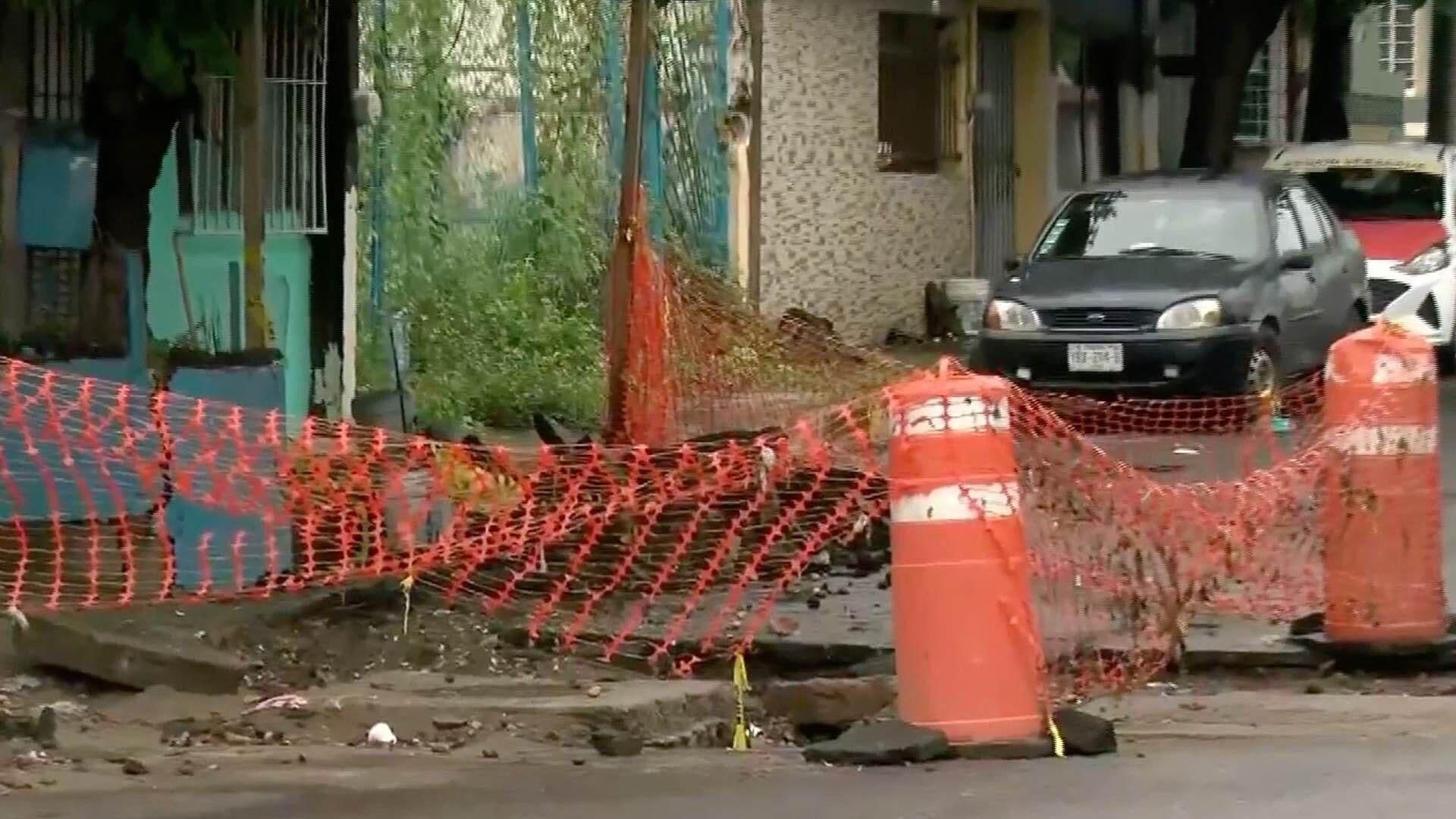 Se Reportan 2 Socavones en Calle Adolfo López Mateos
