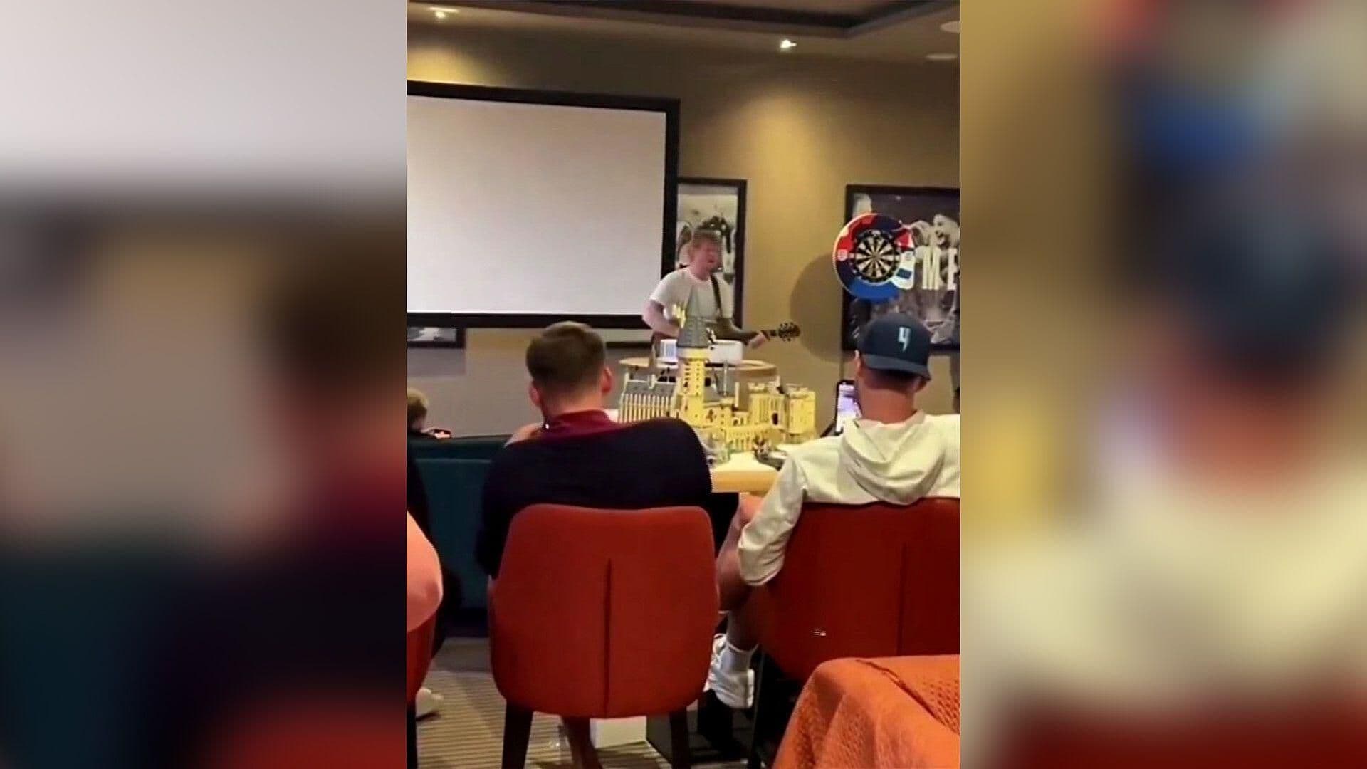 VIDEO: Ed Sheeran Ofrece Concierto Privado a Jugadores de la Selección Inglesa