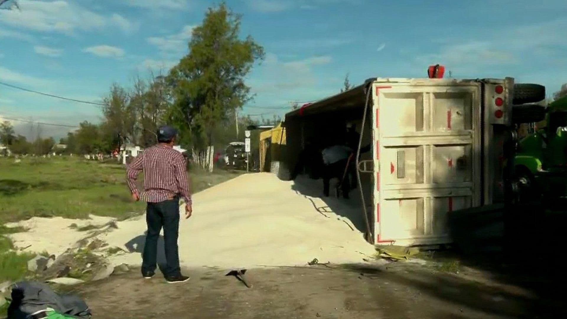 Se Registra la Volcadura de un Tráiler en la Autopista Peñón-Texcoco