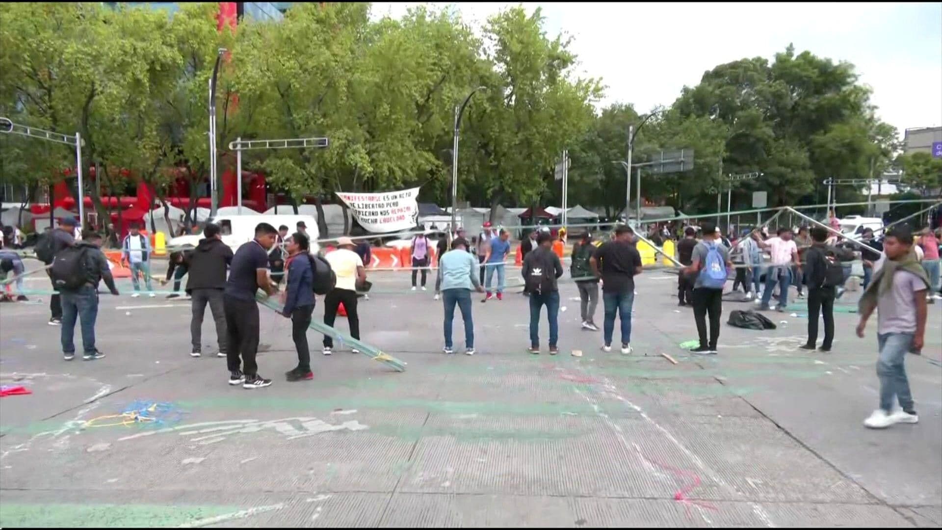 Normalistas Pasan Su Protesta a Santo Domingo; Quitan Bloqueo de Reforma e Insurgentes
