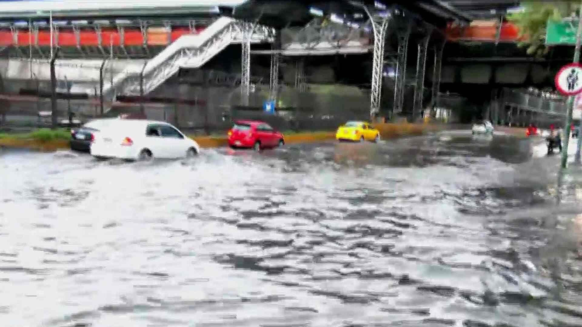 Se Inunda el Circuito Interior, a la Altura del Metro Oceanía