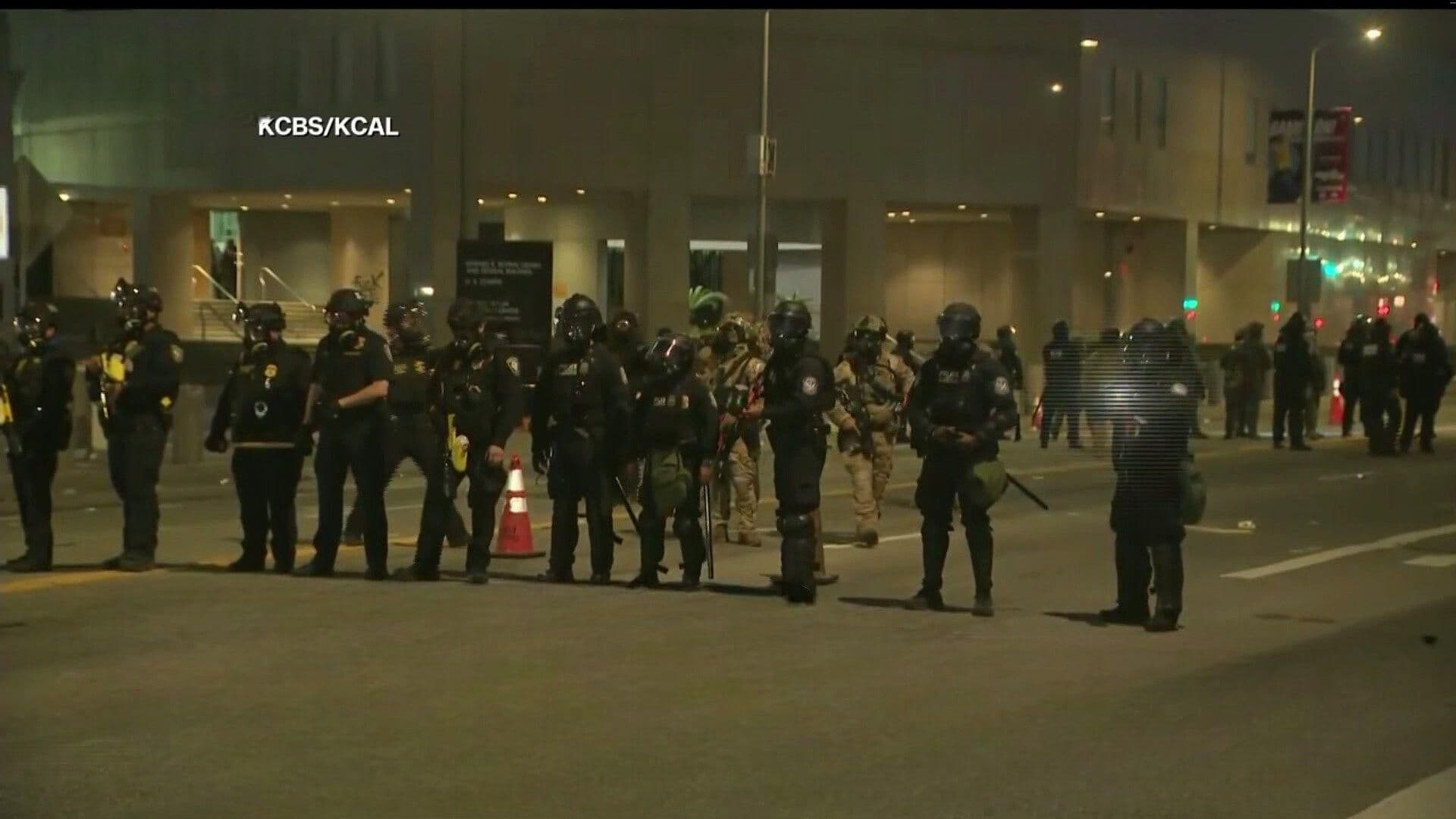 Agentes Federales Dispersan Protesta con Gas Lacrimógeno Frente al Palacio de Justicia en Los Ángeles