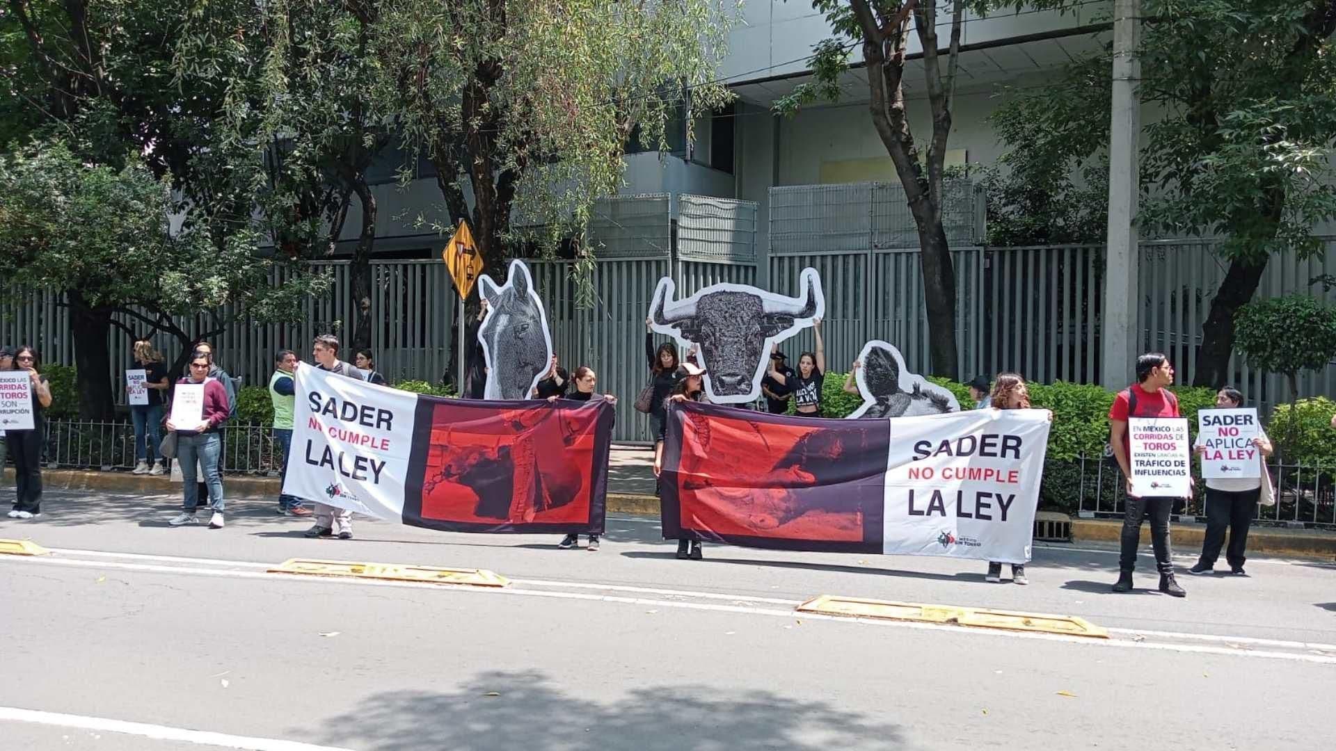 Antitaurinos Bloquean Carriles de Municipio Libre, en la Alcaldía Benito Juárez