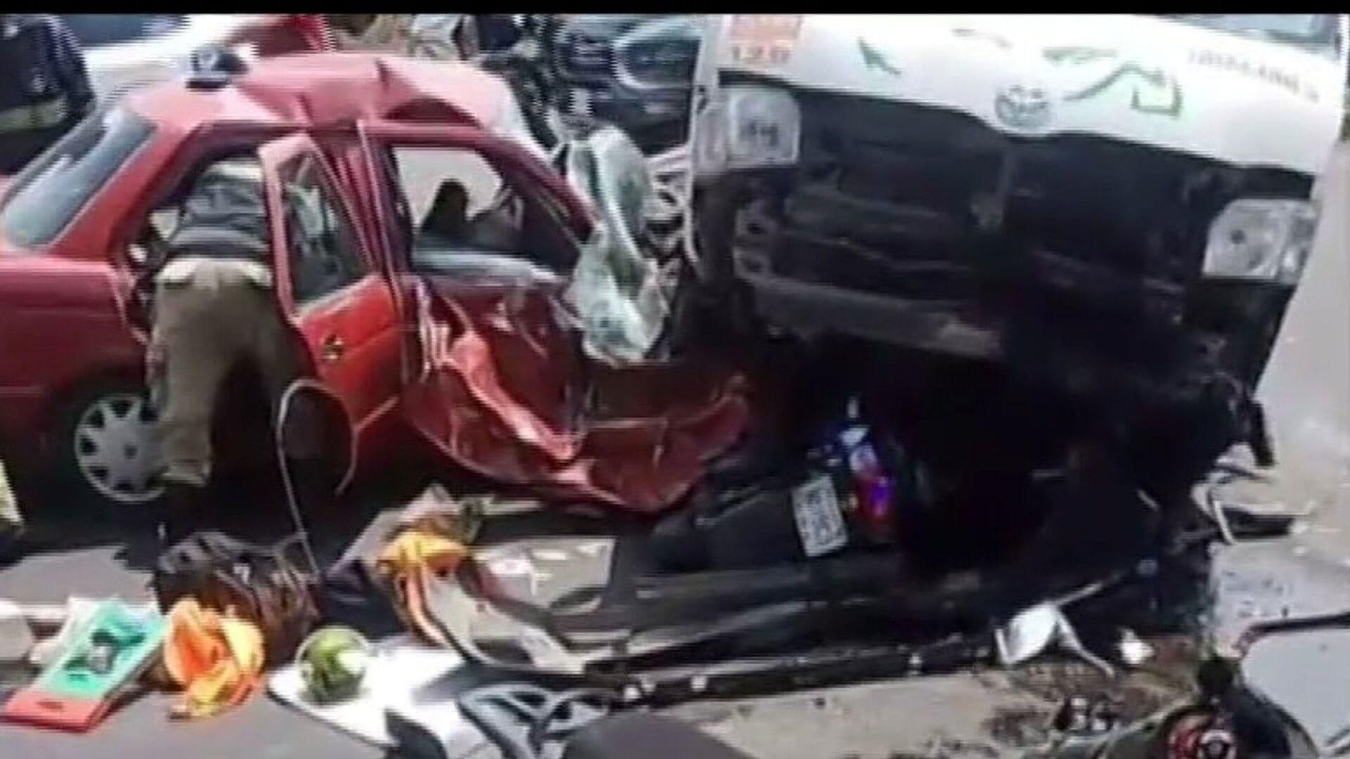 Impactante Choque en Nicolás Romero: Camioneta de Transporte Público Embiste Autos y Motos