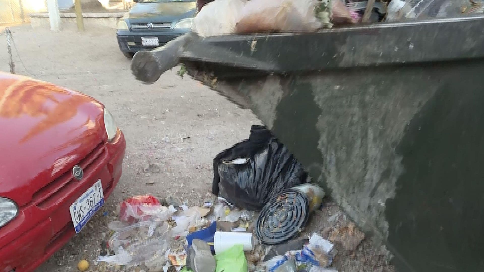 Viven Entre la Basura. Contenedores Están Saturados en Parques la Noria
