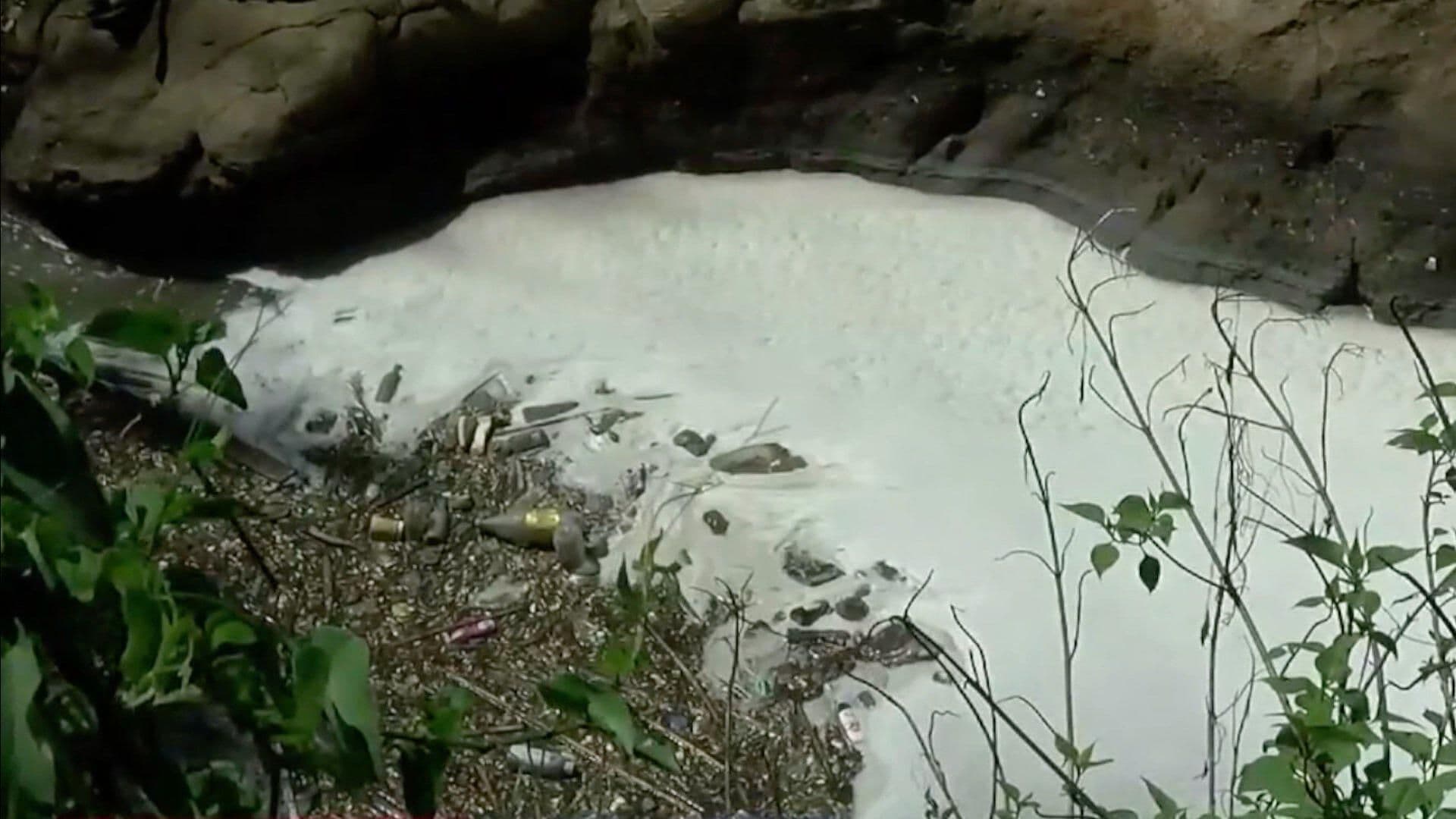 Alerta: El Río Alseseca Se Cubre de Espuma Tóxica en Puebla