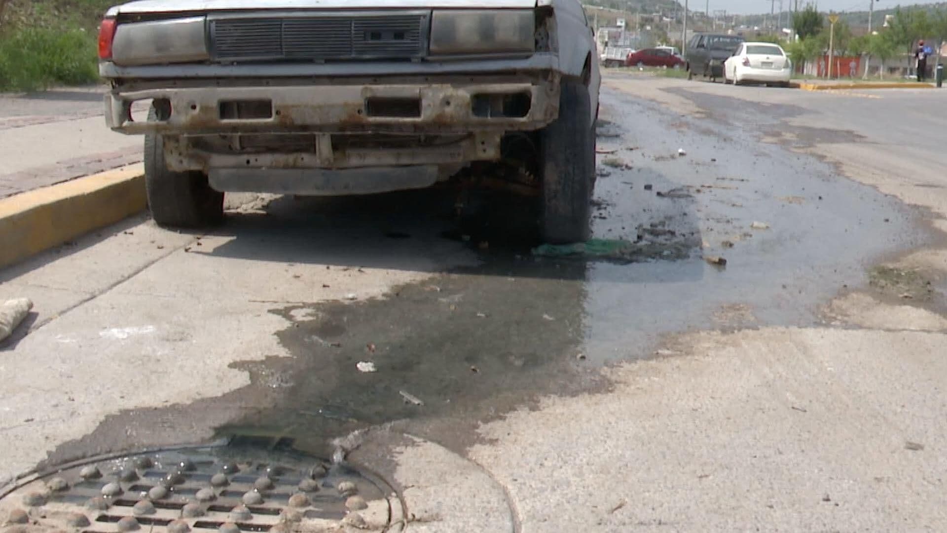 Vecinos de Brisas del Sol en León se Quejan de Aguas Negras que Salen de las Coladeras