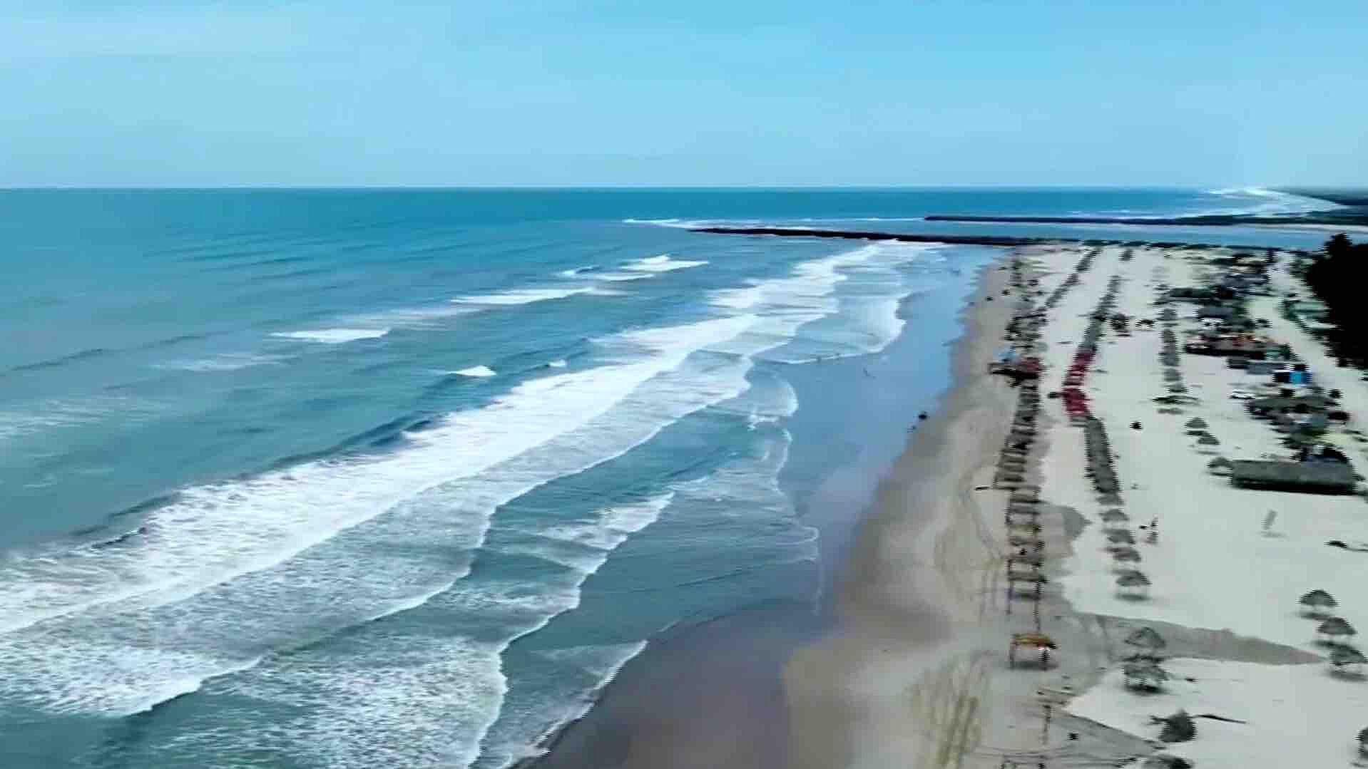 ¿Qué Pasa? Adultos y Niños se Meten a la Playa de Soto la Marina, con Olas Enormes por Beryl