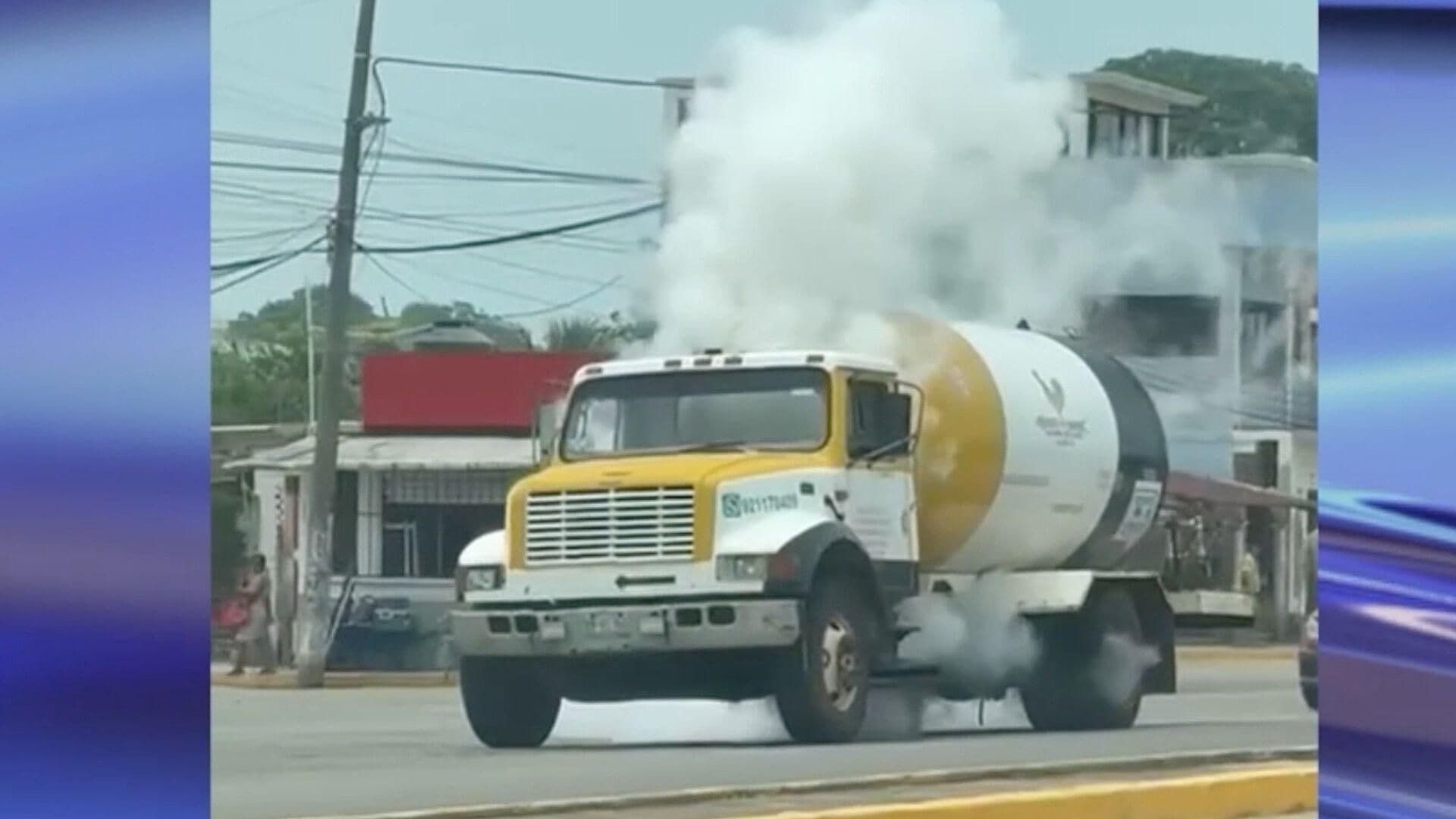 Pipa de Gas Presenta Fuga Cuando Transitaba Rumbo a Cosoleacaque, Veracruz