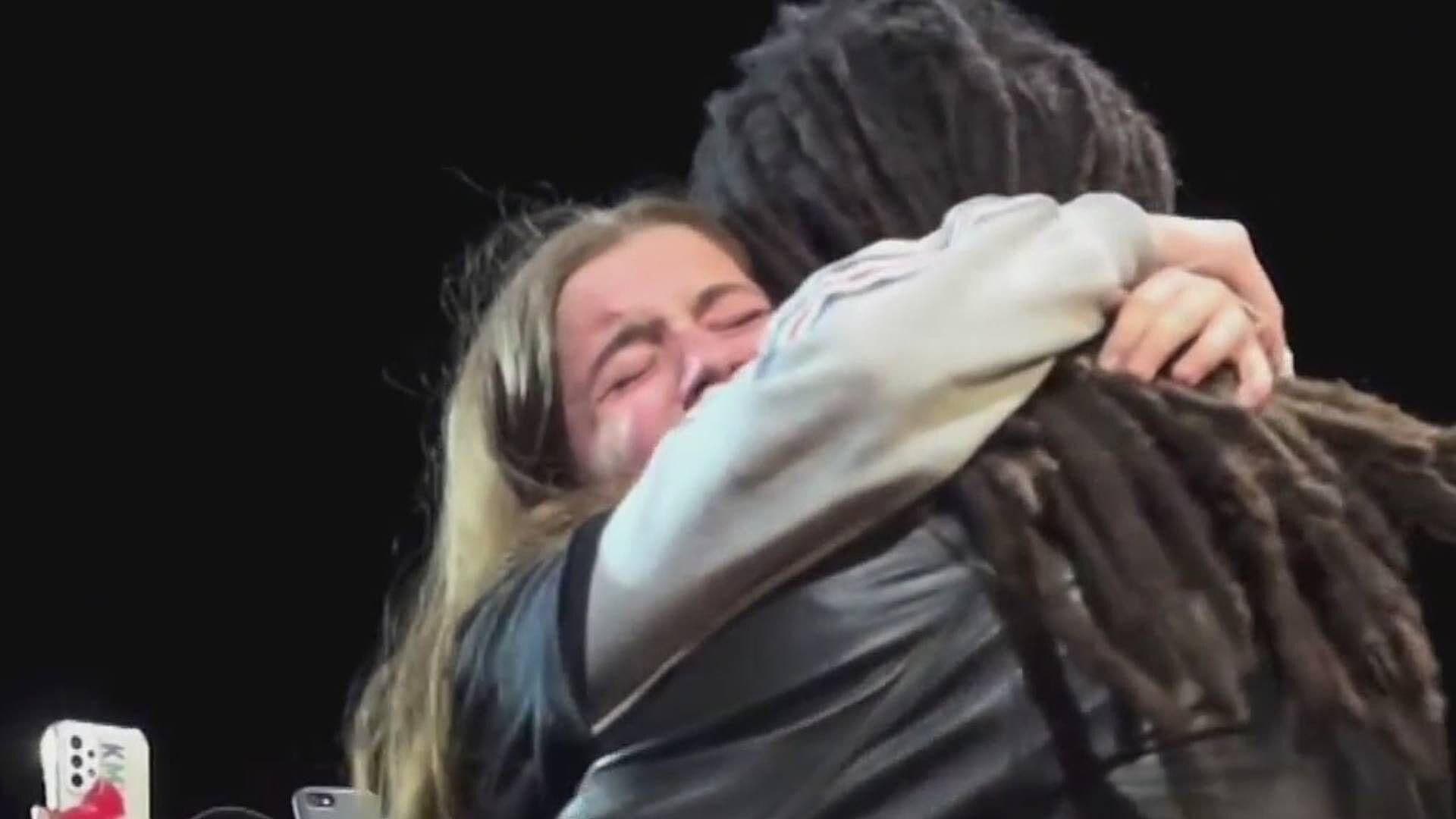 Lenny Kravitz Sorprende a Fan con Tremendo Abrazo
