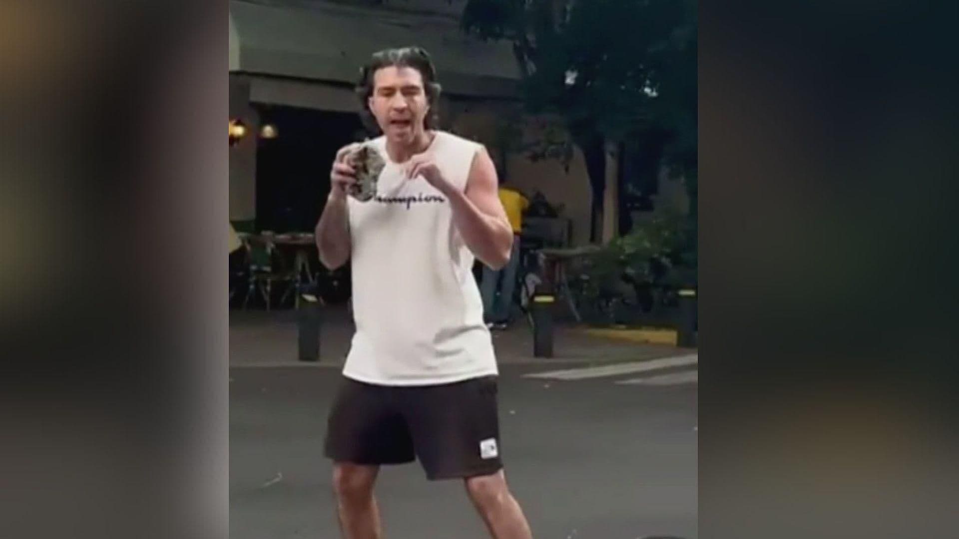 VIDEO: Extranjero Encara con Piedra a Personas en la Colonia Condesa, CDMX