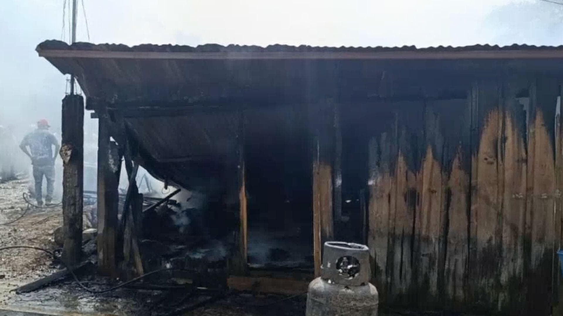 Vivienda de Madera Queda Reducida en Cenizas tras Incendiarse en La Perla, Veracruz
