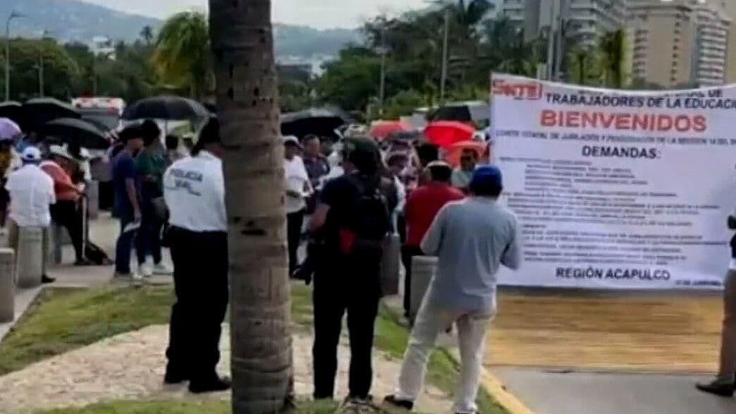 Maestros Jubilados Bloquean Costera Miguel Alemán en Acapulco