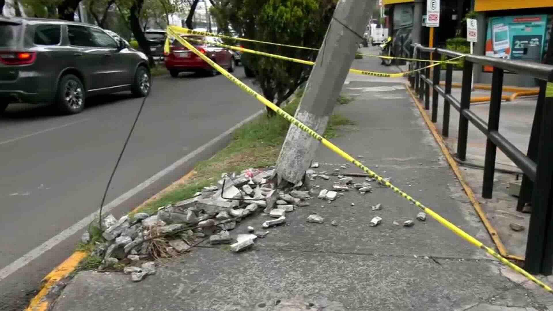 Vecinos Denuncian Poste a Punto de Caer en Calles de Lomas Verdes, Naucalpan
