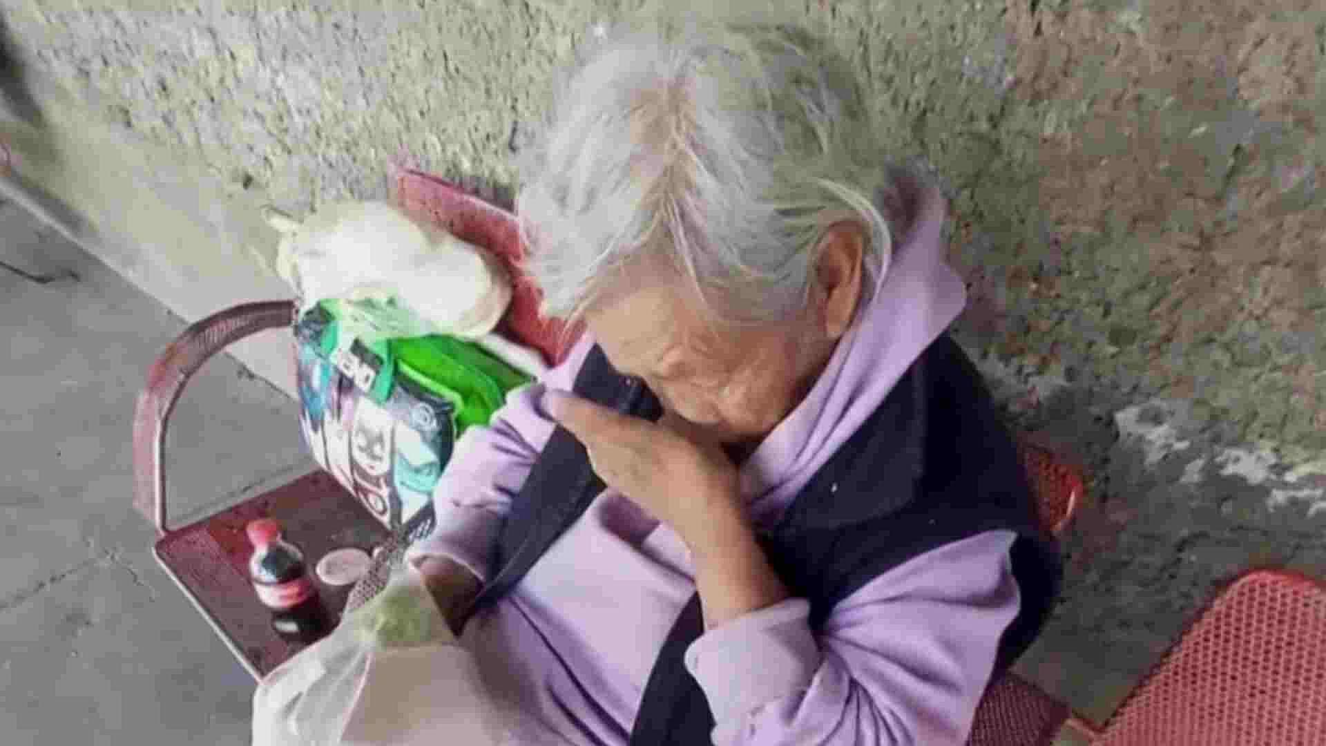 Desde Hace 5 Años, Anciana Espera Regreso de Hijos en Central de Autobuses