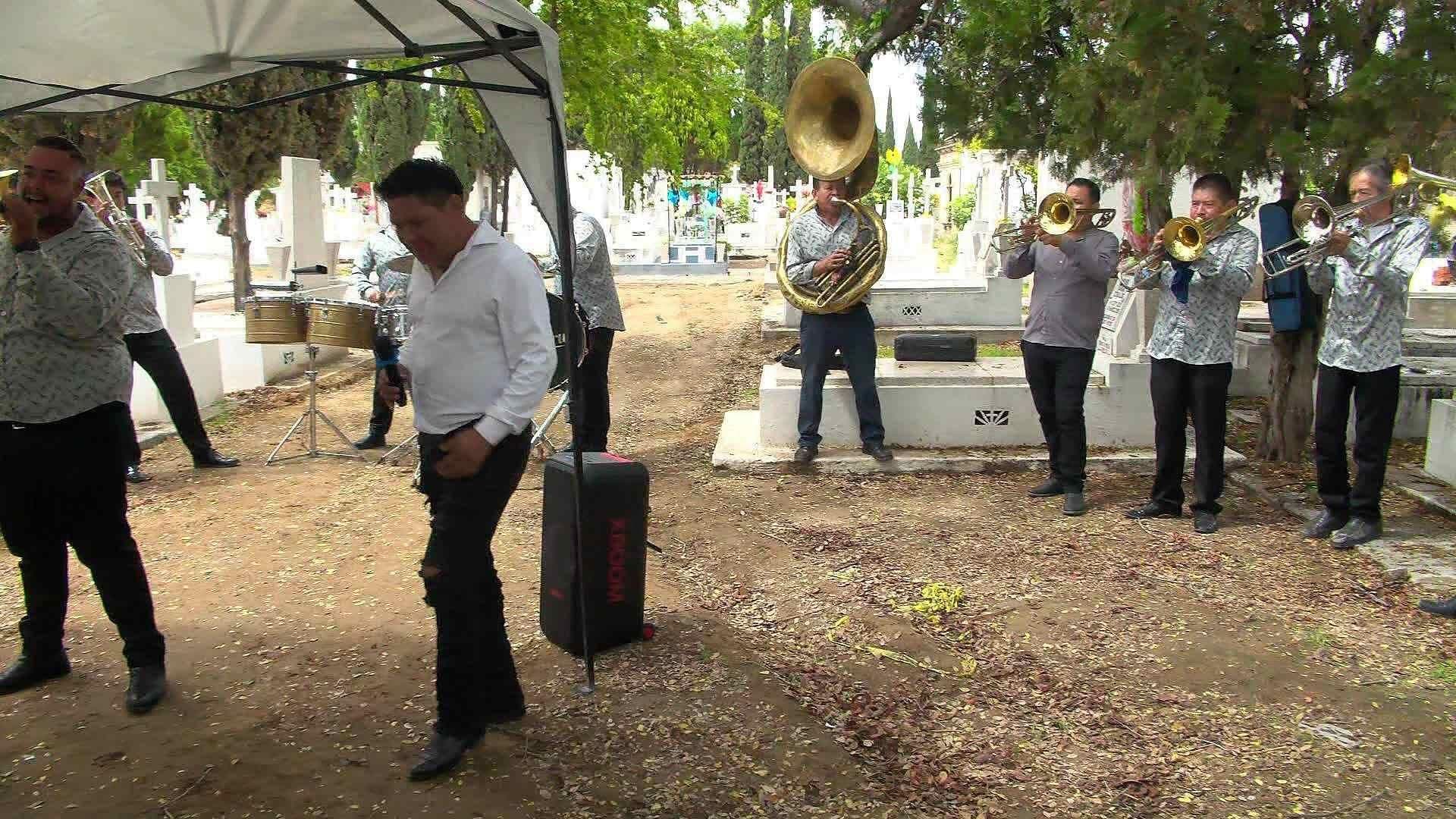 Panteón de Mezquitán Recibe Visitas por el Día del Padre