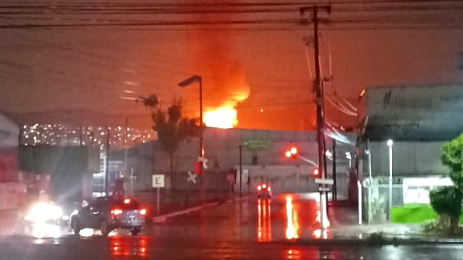 Así Fue el Incendio en Xalostoc: Llamas Imponentes Iluminaron la Madrugada en Ecatepec