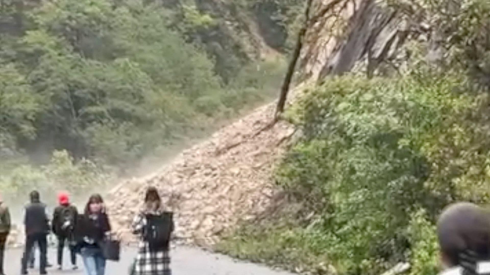 Derrumbe de Rocas en Carretera de la Sierra Norte en Puebla