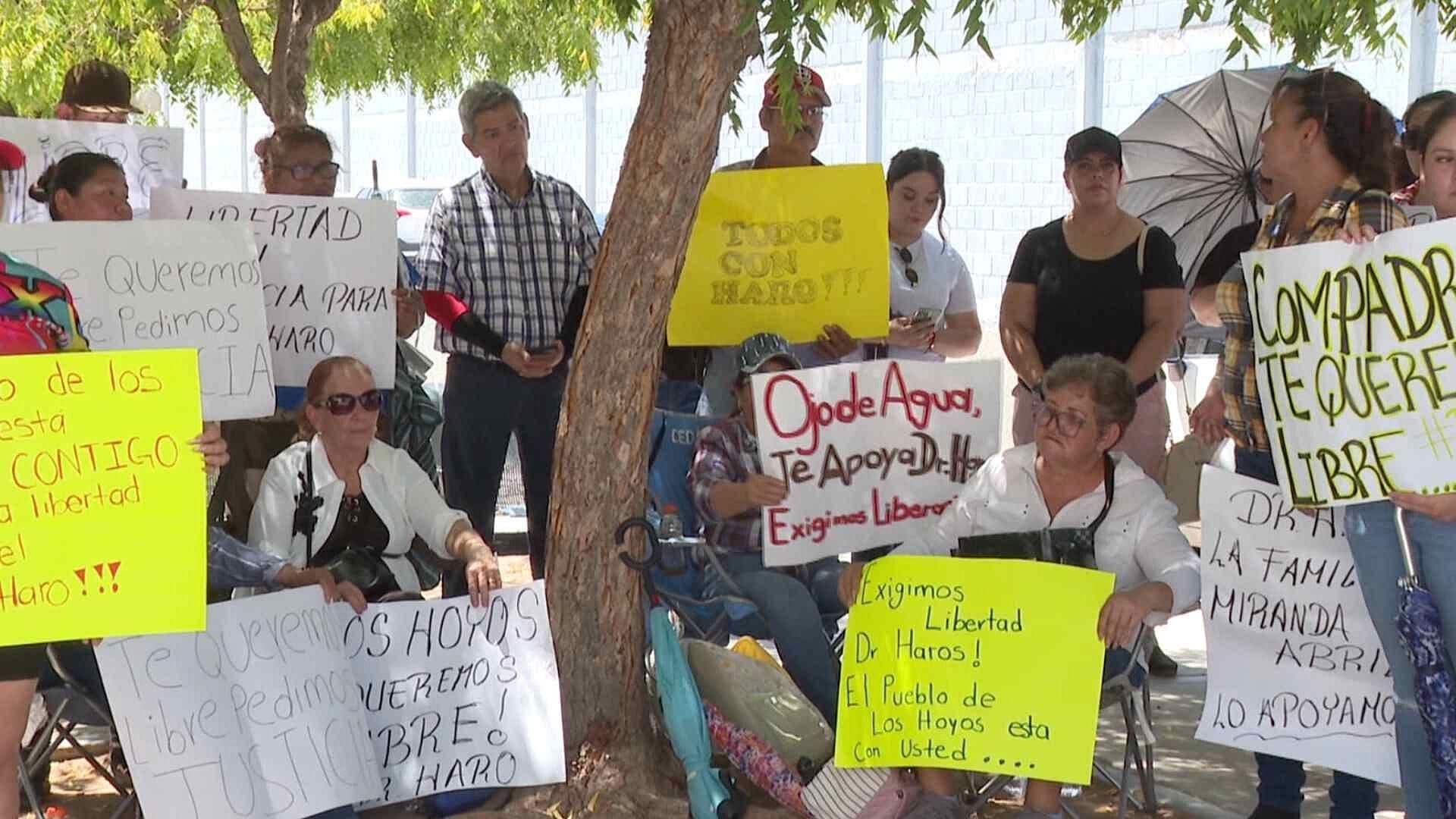 Manifestantes Piden Dejar Libre a Médico Legista Involucrado en Muerte de Reo en Moctezuma