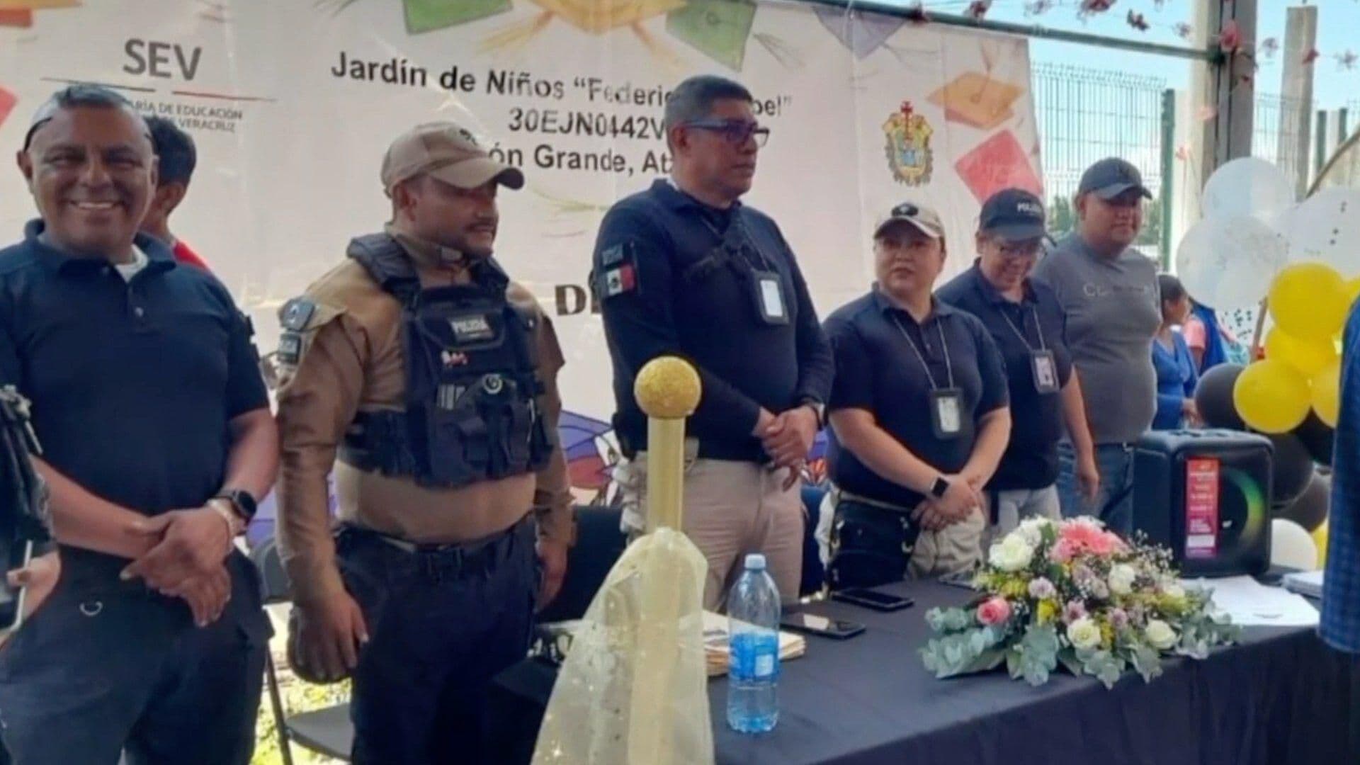 Policías de Atzacan fueron los Padrinos de Graduación de un Jardín de Niños