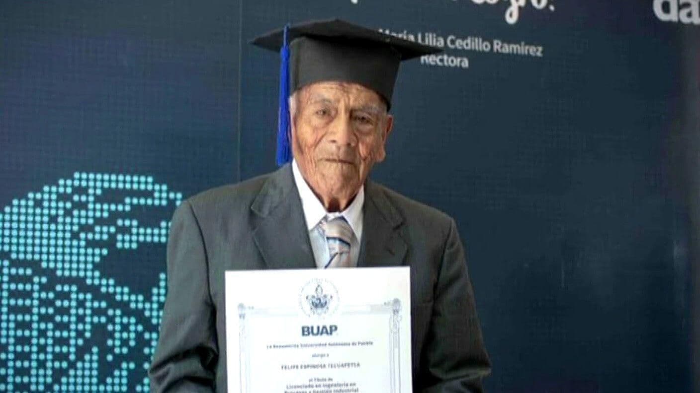 Abuelito se Titula como Ingeniero en la BUAP