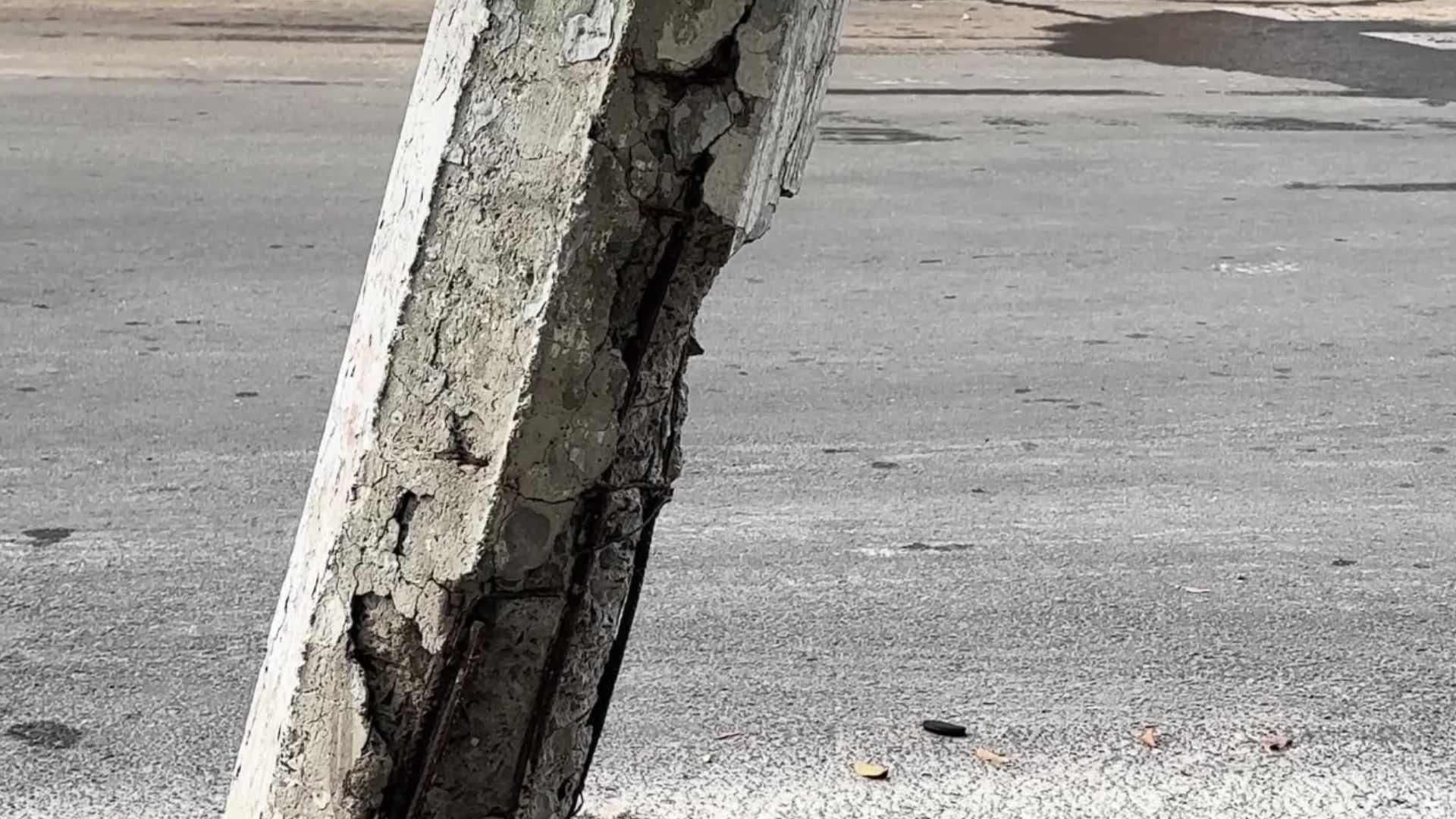 Se Registra un Poste de la CFE a Punto de Colapsar en Lomas de Casa Blanca, Querétaro