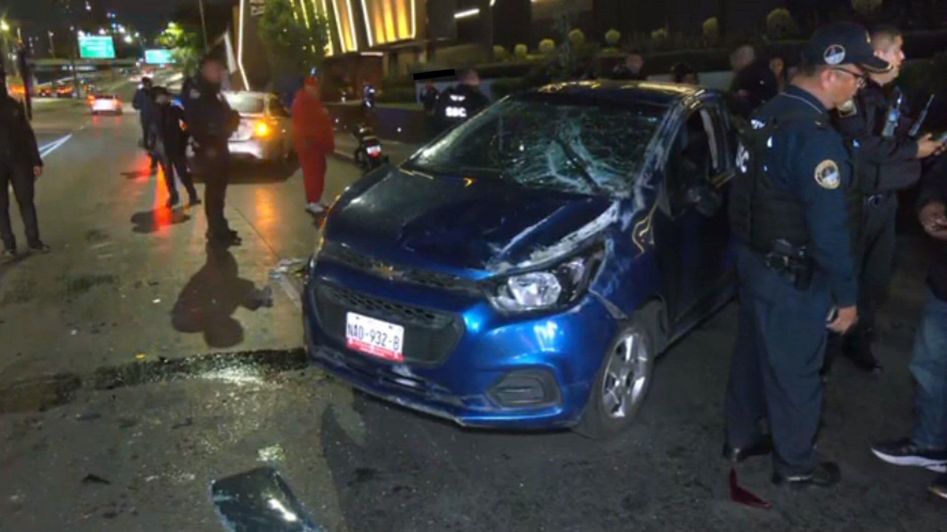 Auto Sufre Aparatosa Volcadura sobre Circuito Interior en la Colonia Atlampa