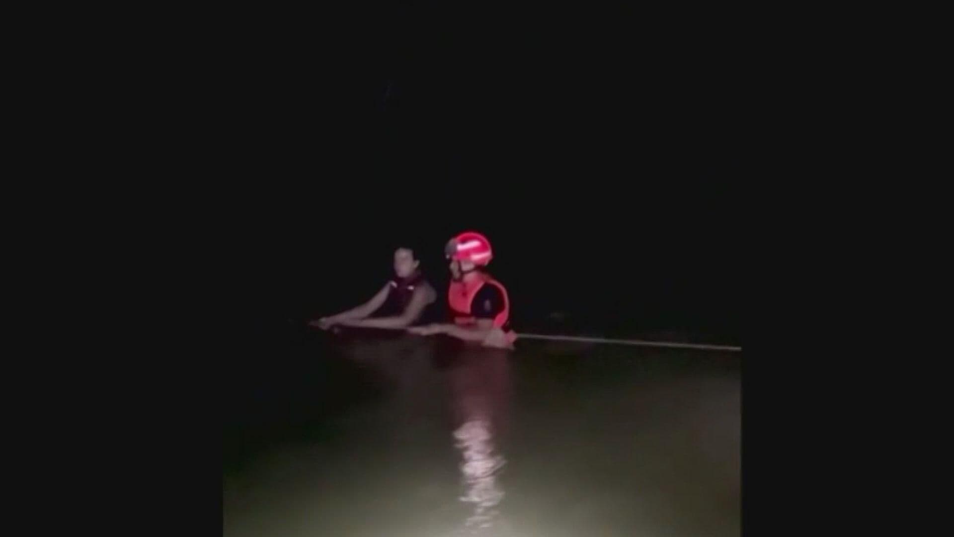 11 Jóvenes son Rescatados del Río Ramos; Estaban Atrapados por la Corriente