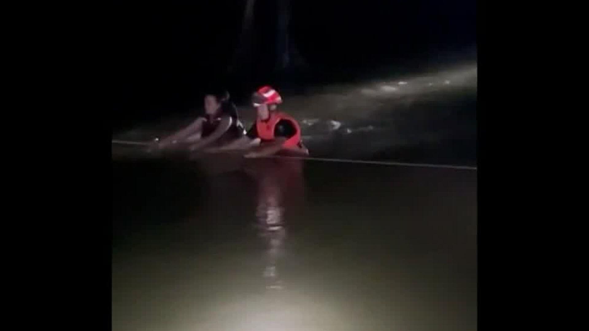 Rescatan a 11 Jovenes Atrapados por Corriente de Río Ramos