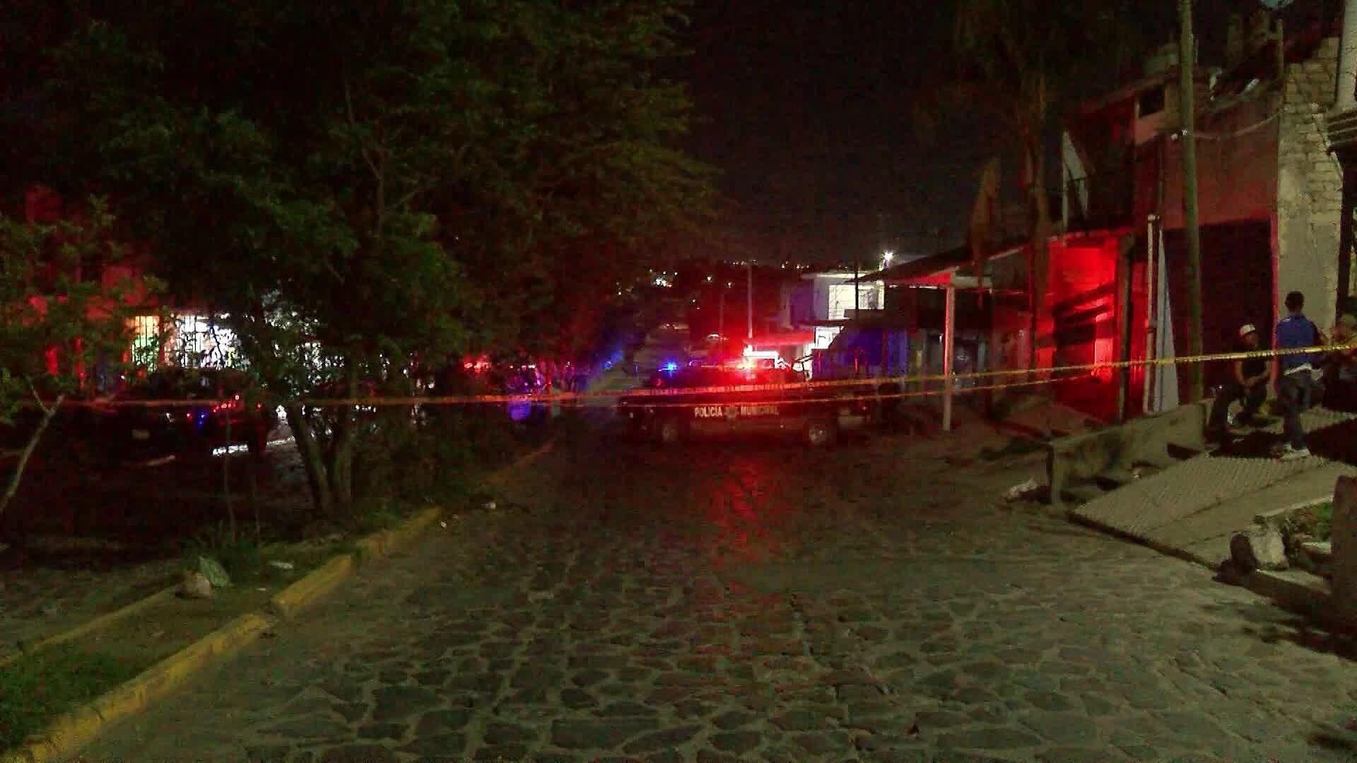 Frente a Vecinos, Disparan Contra Dos Hombres en la Colonia Guayabitos; Uno Murió