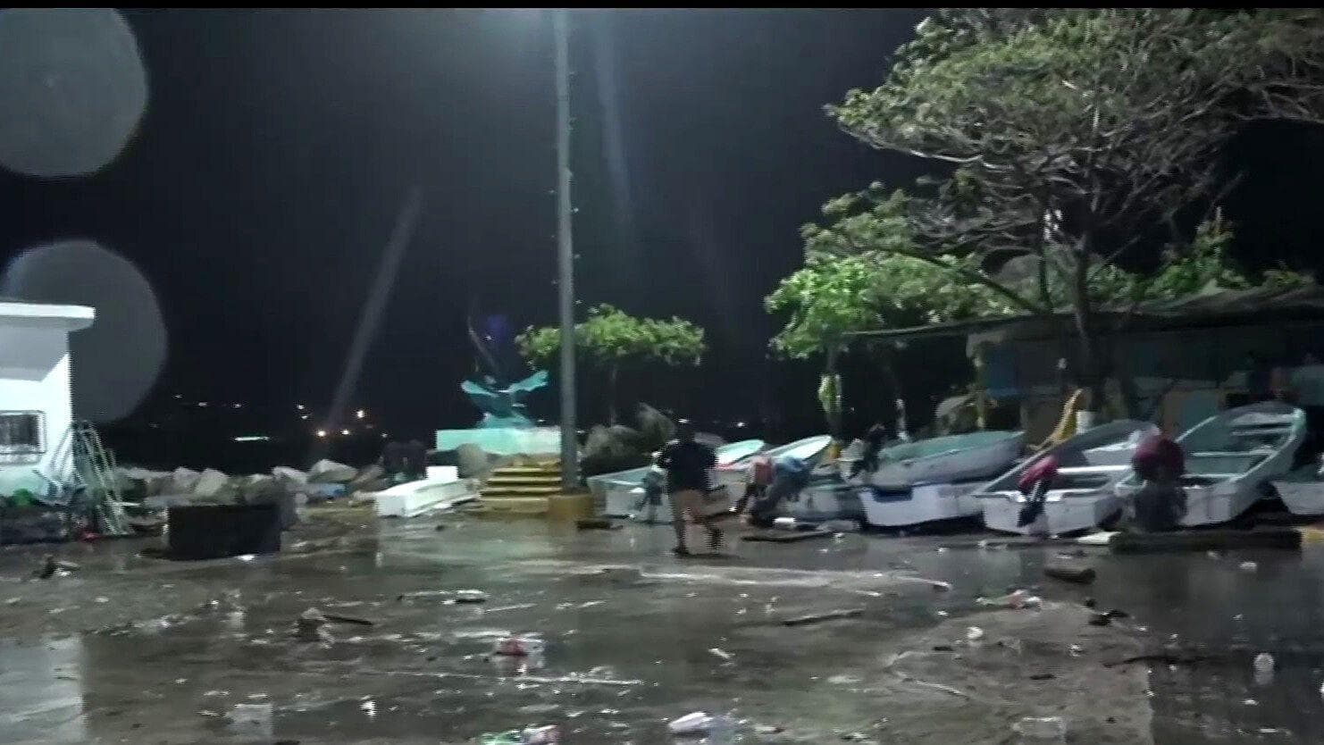 Pinotepa Nacional, Oaxaca, Recibió Fuerte Impacto del Huracán Erick; No hay Luz