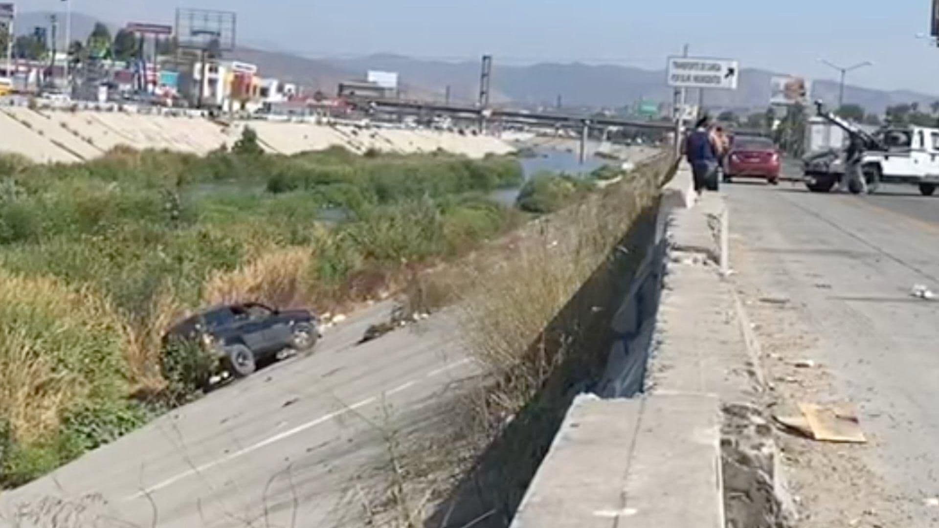 Madre Pierde el Control de su Camioneta y Cae con sus Hijos al Río Tijuana