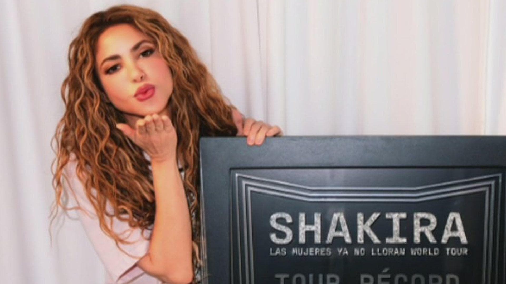 Shakira se Aleja de Bad Bunny y Grupo Firme con Nuevo Récord