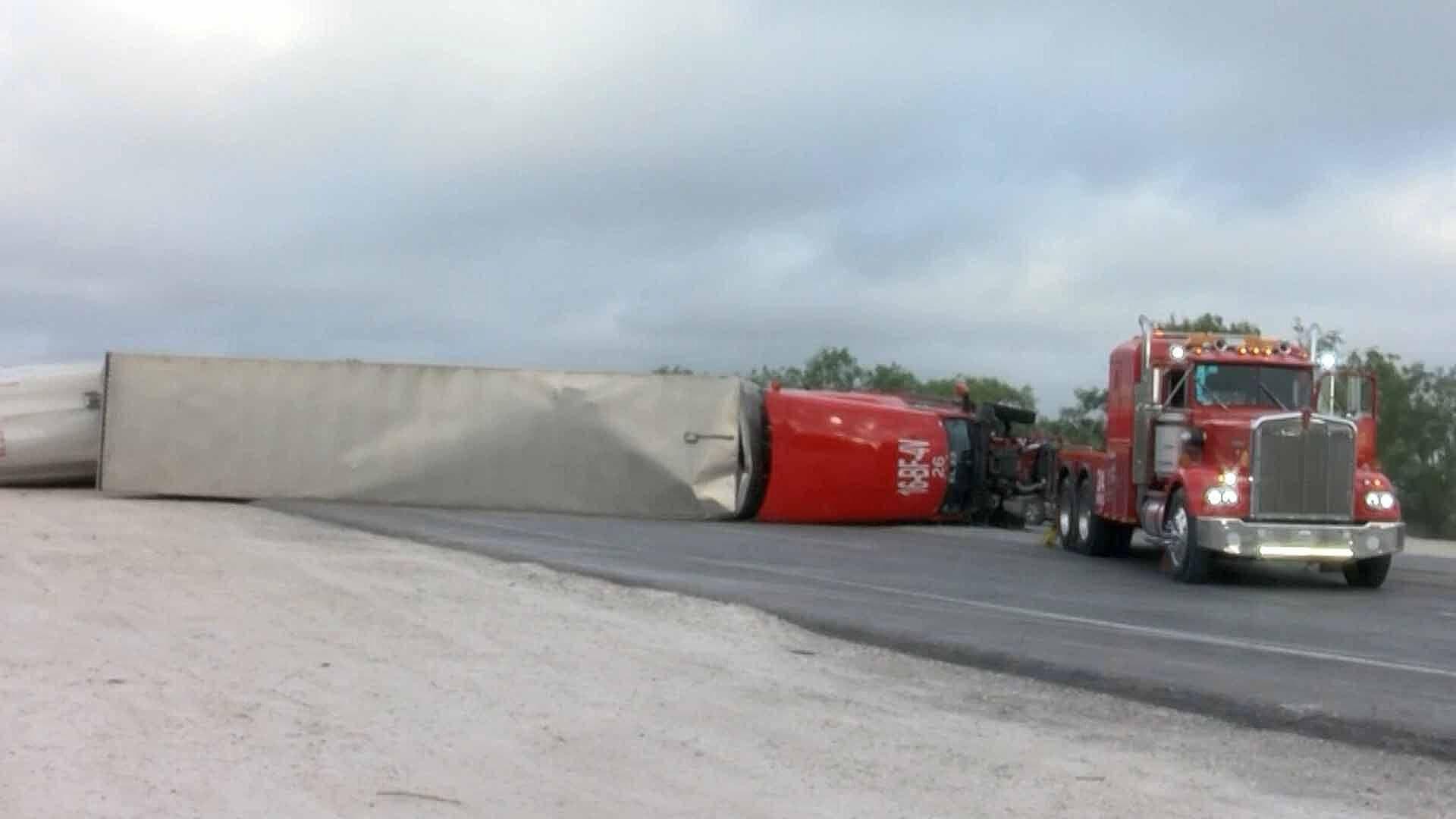 Vuelca Tráiler Doble Remolque en Tramo Piedras Negras-Nava