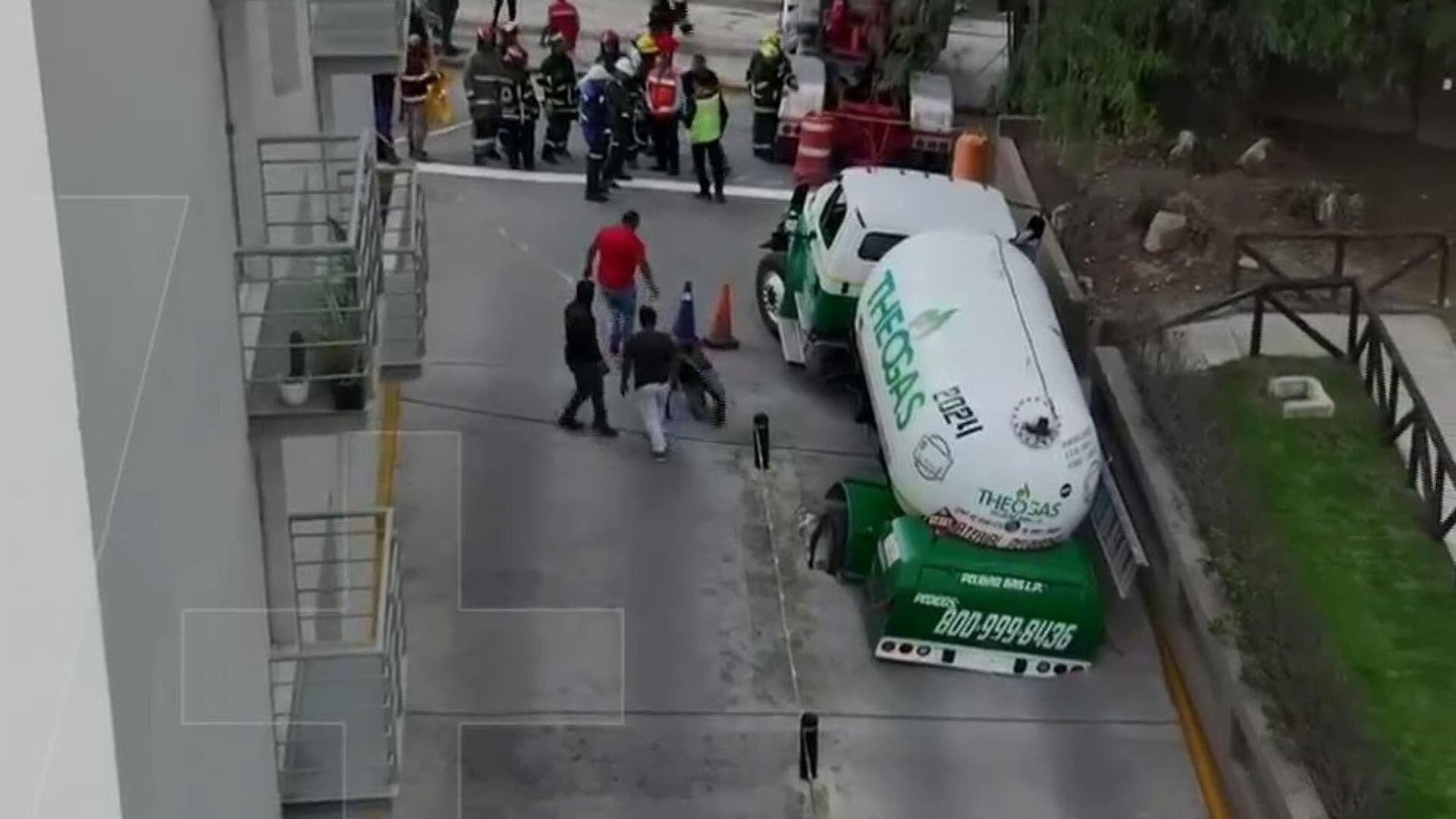 Así se ve Desde el Aire Pipa que Cayó en en Socavón en Atizapán, Estado de México