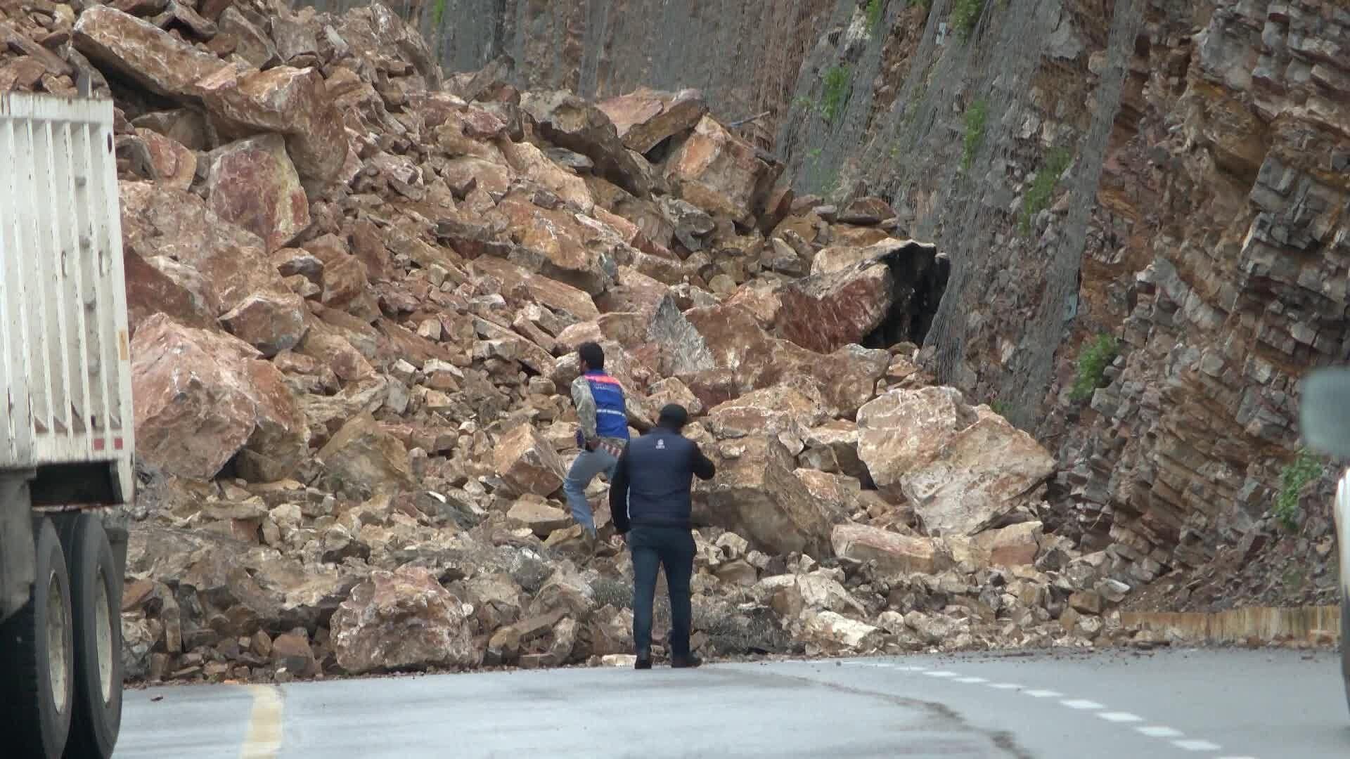 Derrumbe a Causa de las Lluvias Bloquea la Carretera Estatal 100 en Tolimán, Querétaro