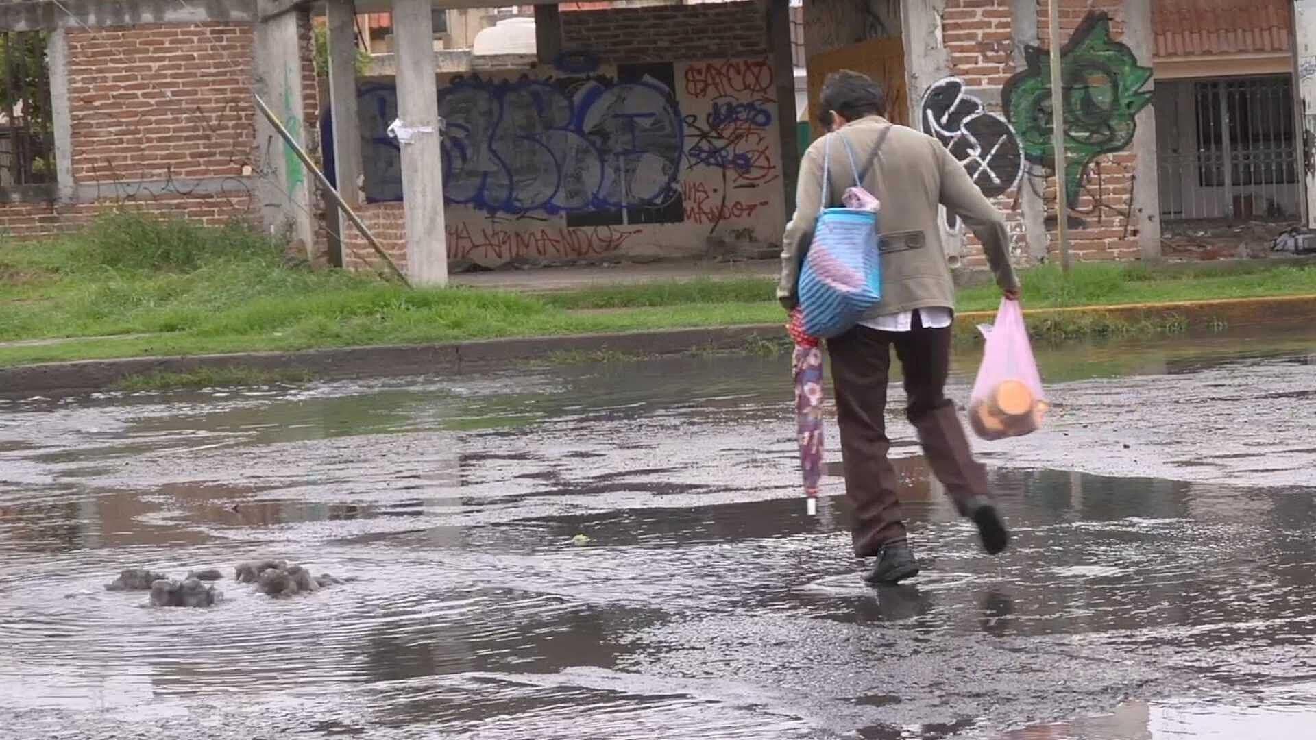 Habitantes se Quejan de que Salen Aguas Negras de las Coladeras del Bulevar Río Mayo en León