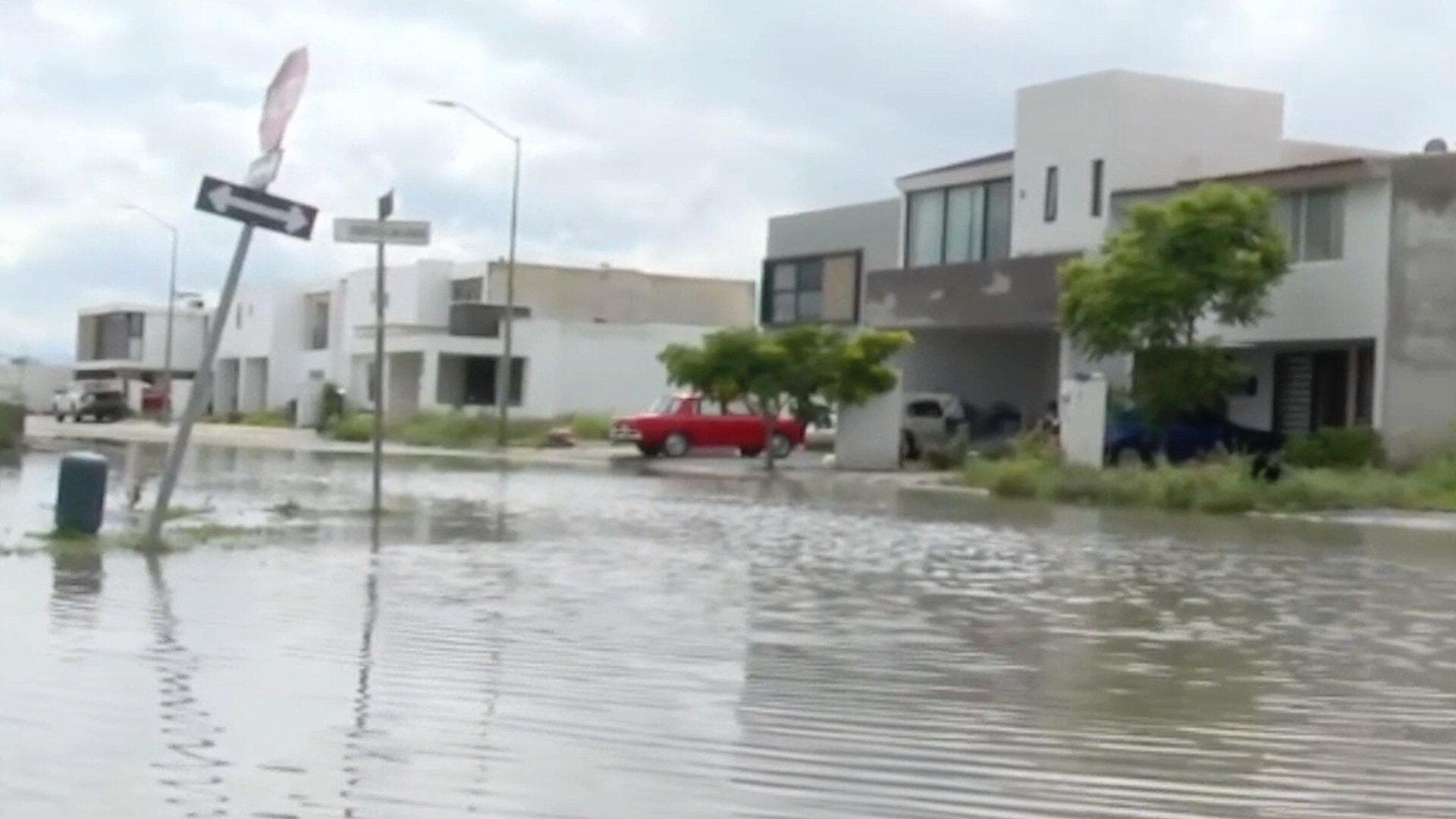 Vecinos del Fraccionamiento El Cielo en León, Batallan por Inundaciones