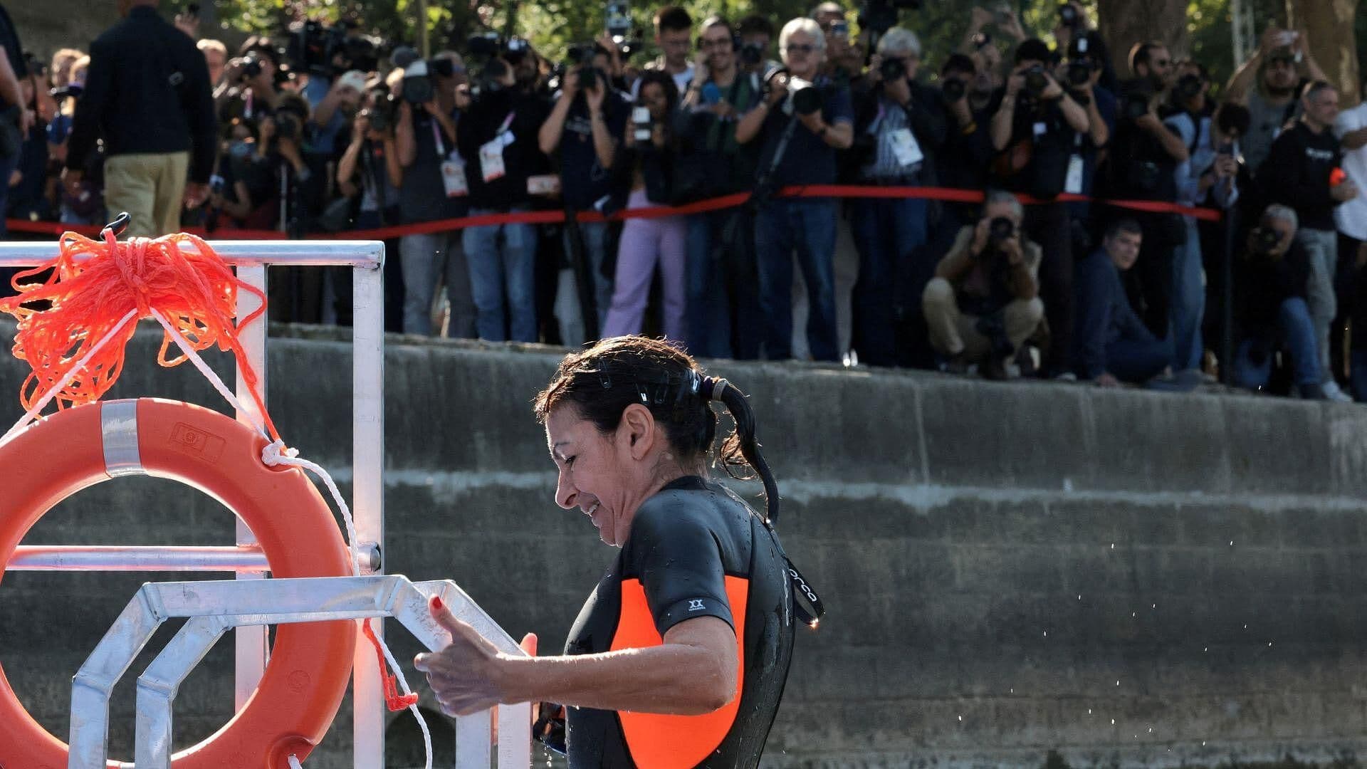 Alcaldesa de París Nada en Río Sena para Demostrar que es Apto para Competencias