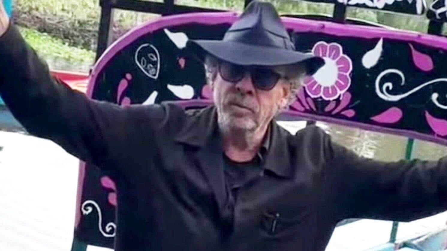 Captan a Tim Burton Paseando en Calles de Tepoztlán, Morelos
