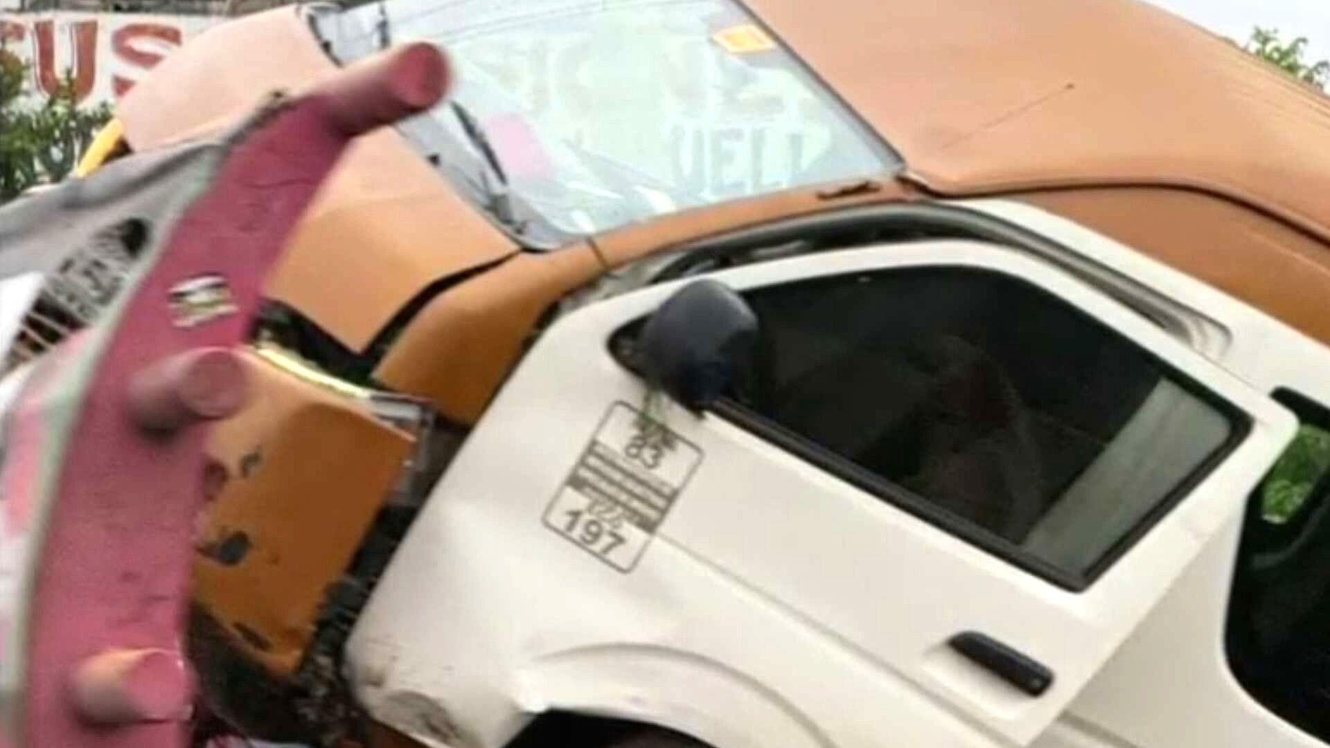 Unidad de Transporte Público Casi Cae al Río Tras Chocar Contra Puente en Chicoloapan