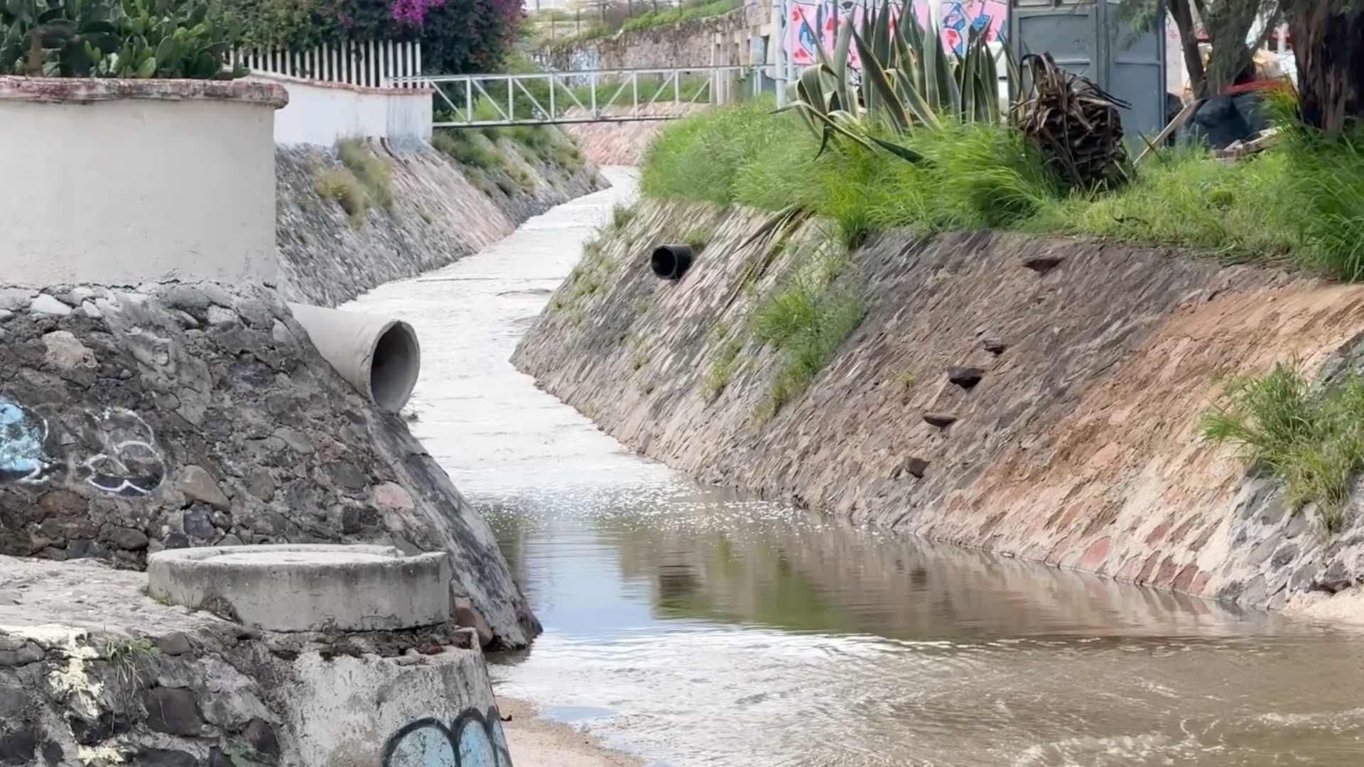 Dren de Peñuelas en Querétaro Vuelve a Llenarse de Basura Pese a Limpieza Reciente