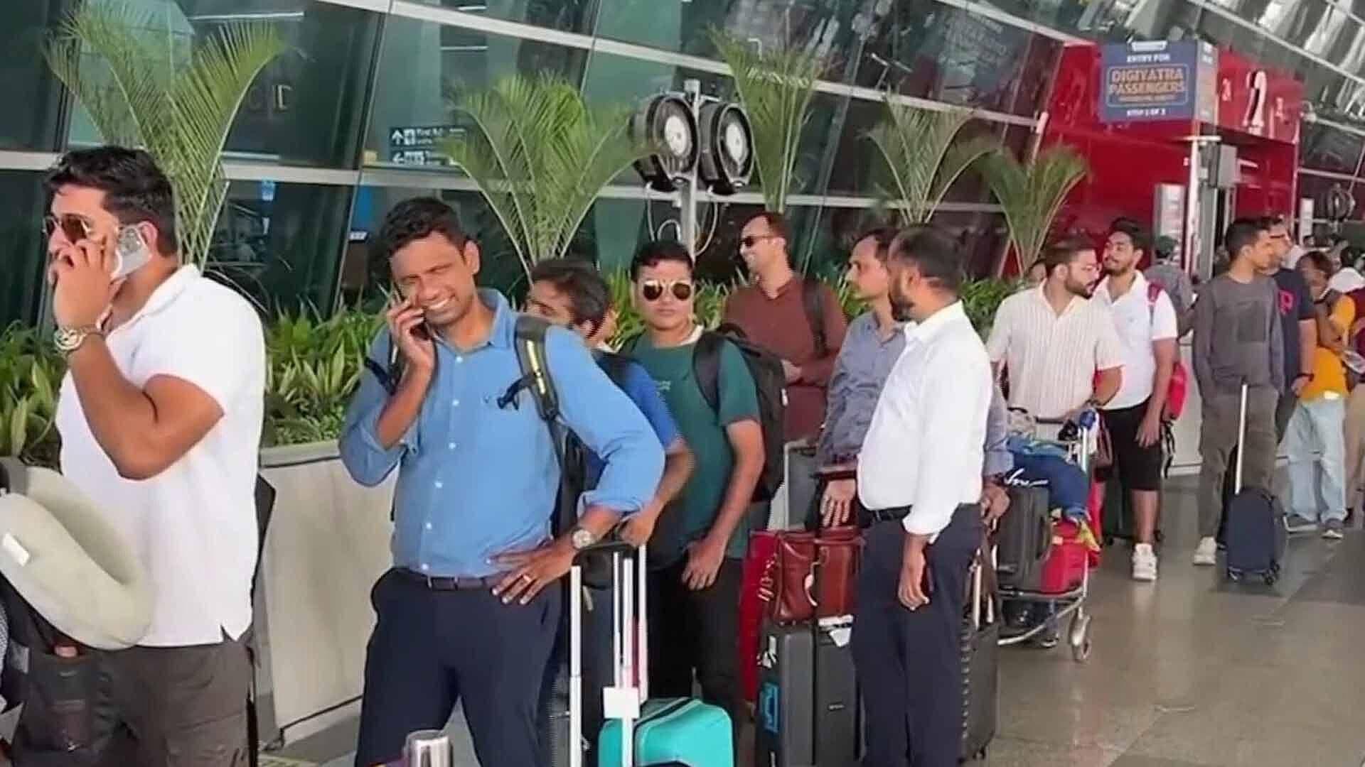 Miles de Pasajeros Quedan Varados en Aeropuerto de Nueva Delhi por Falla Cibernética