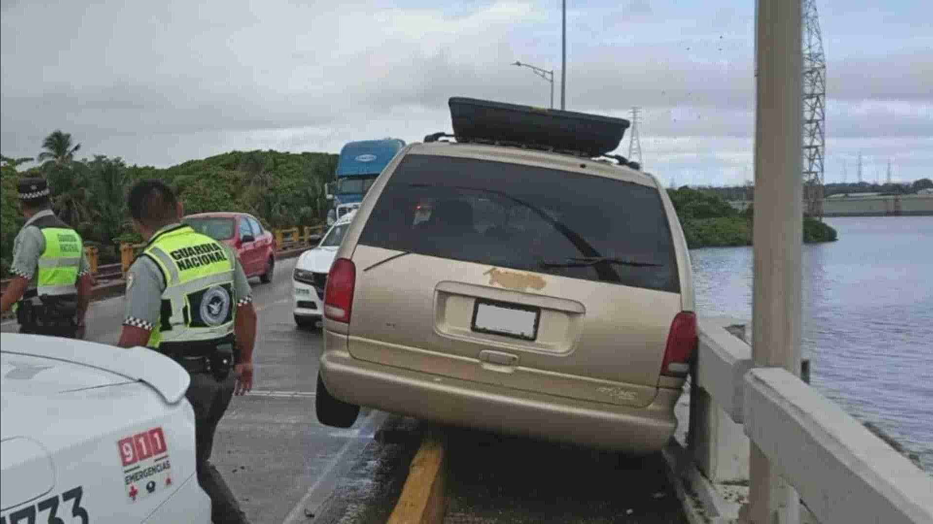 Caos Vial por Camioneta que Estuvo a Punto de Caer al Río Coatzacoalcos