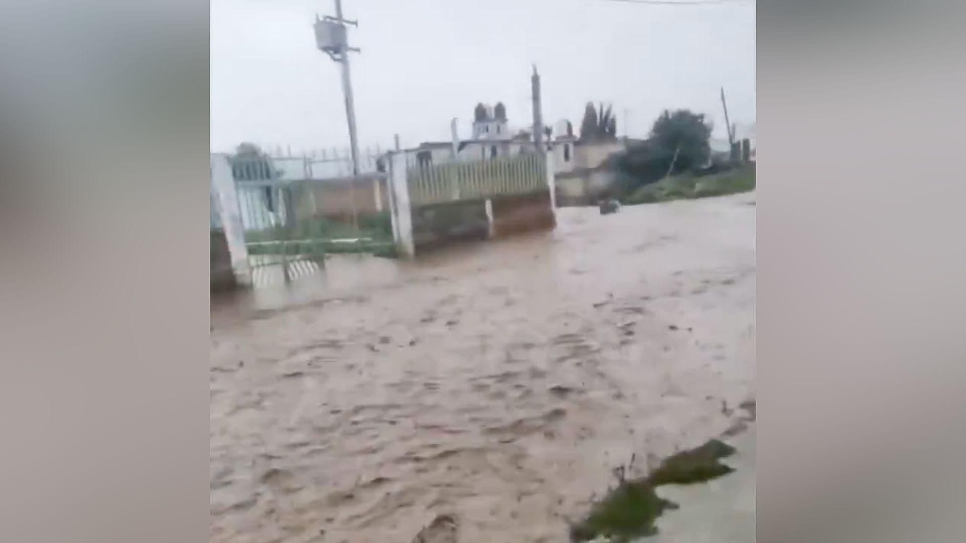 Se Desborda Río en Santiago Tianguistenco, Edomex; Calles Lucen Inundadas y Viviendas con Agua