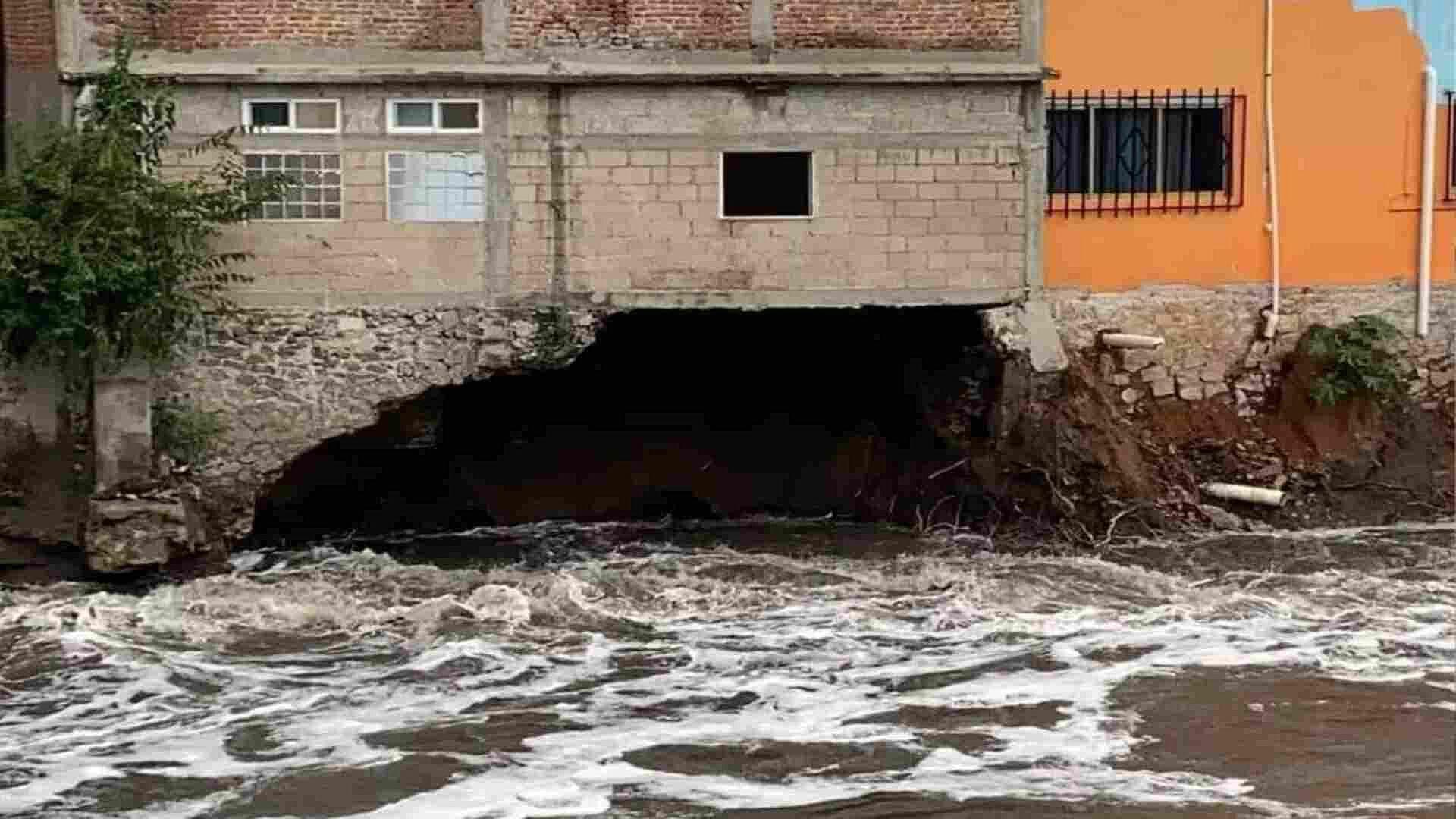 Se Forma Socavón en Viviendas por Crecida del Río Tula